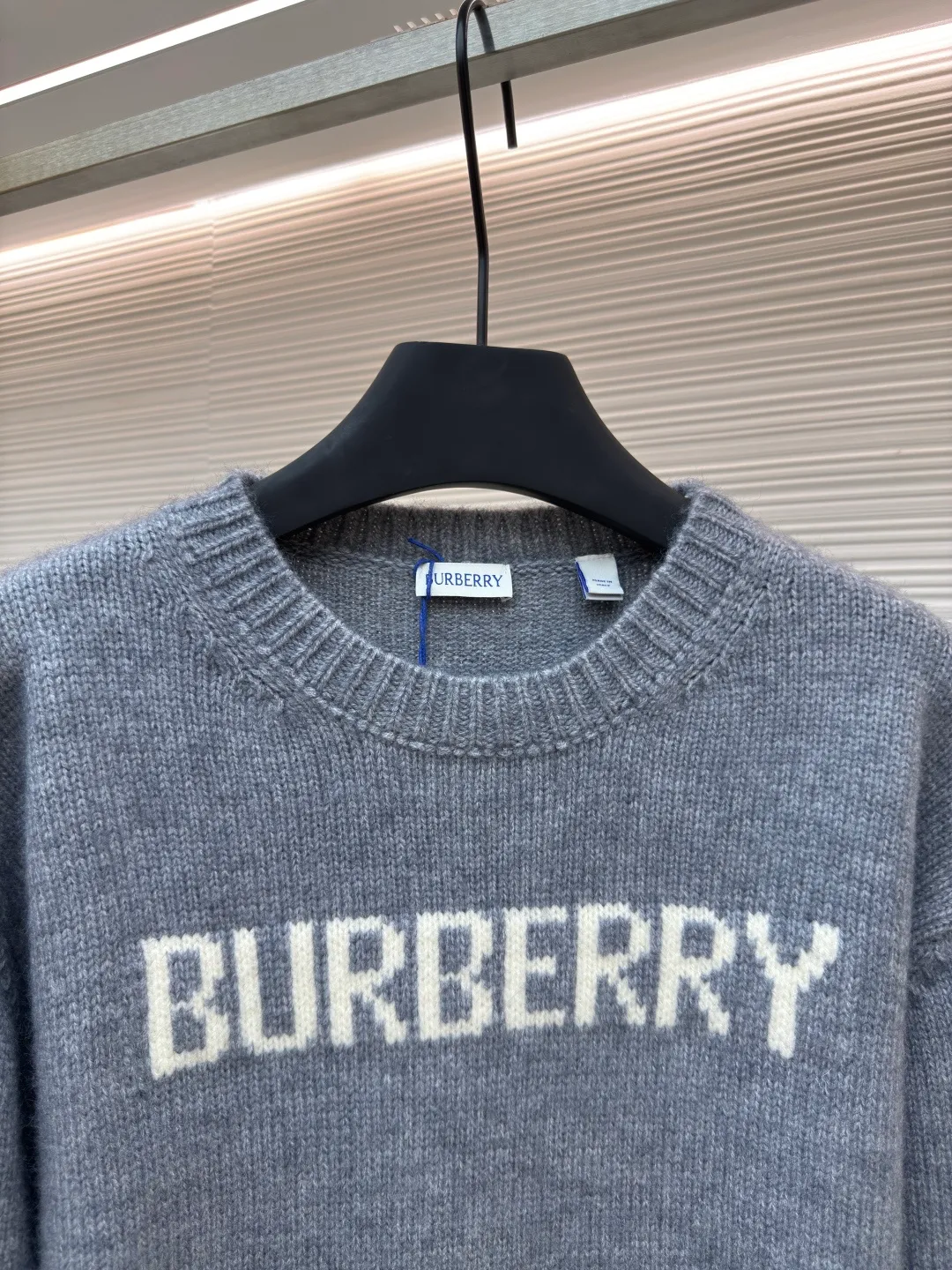 BURBERRY war horse jacquard sweater ●Authentic product: Purchased and developed by 4908 ●Item number: 1680451-A90 ●Fabric: wool fabric ●Technology: jacquard production ●Version: loose version ●Weight: about 635 grams ●Size: S-M-L-XL ●Description: Made of 80 wool, 20 cashmere. The fabrics are made of sheep's wool and wool with very high content, and the garments should be washed to remove impurities and sheep odor from the fabrics. The upper body effect is very supple and comfortable. The jacquard adopts the positive 7-knitting method, and the pattern lines are open-stitched. Each line shows the high-strength weaving method of imported machines. Knitted sweater in a soft wool and cashmere blend, crafted in an Italian workshop. The overall wiring is straight and delicate, the fabric is comfortable and soft, and the color is consistent without color difference. It can be matched with the same style to create a fashionable look and control various occasions. Customized accessories, complete with three standards, same style for men and women!