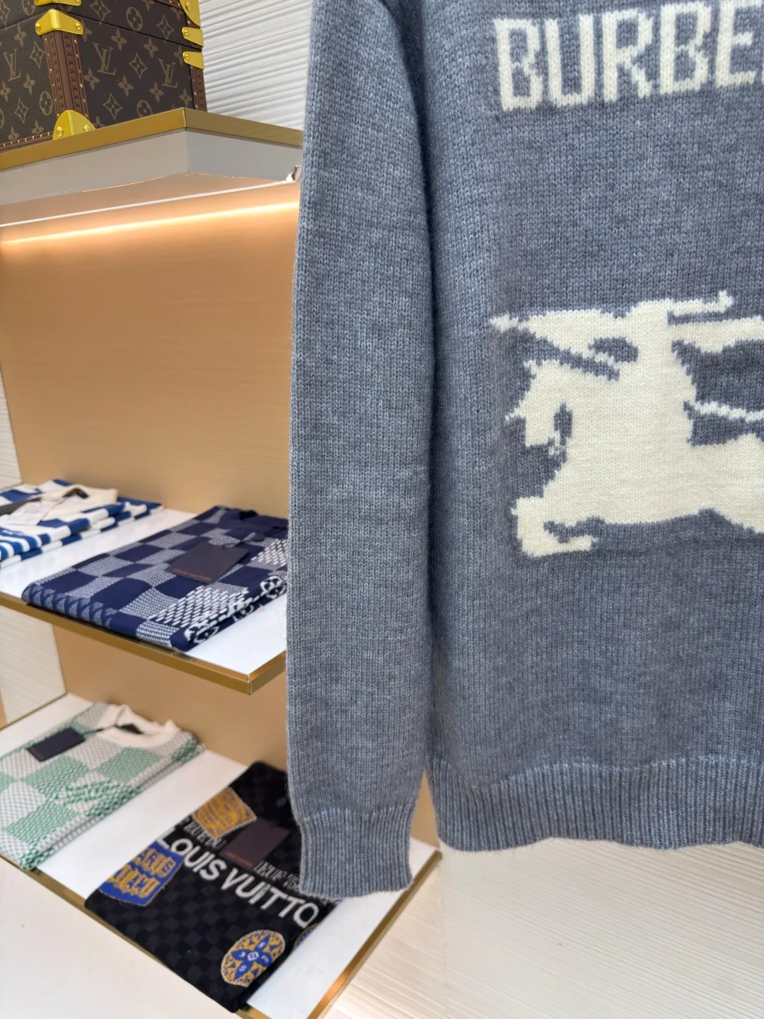 BURBERRY war horse jacquard sweater ●Authentic product: Purchased and developed by 4908 ●Item number: 1680451-A90 ●Fabric: wool fabric ●Technology: jacquard production ●Version: loose version ●Weight: about 635 grams ●Size: S-M-L-XL ●Description: Made of 80 wool, 20 cashmere. The fabrics are made of sheep's wool and wool with very high content, and the garments should be washed to remove impurities and sheep odor from the fabrics. The upper body effect is very supple and comfortable. The jacquard adopts the positive 7-knitting method, and the pattern lines are open-stitched. Each line shows the high-strength weaving method of imported machines. Knitted sweater in a soft wool and cashmere blend, crafted in an Italian workshop. The overall wiring is straight and delicate, the fabric is comfortable and soft, and the color is consistent without color difference. It can be matched with the same style to create a fashionable look and control various occasions. Customized accessories, complete with three standards, same style for men and women!