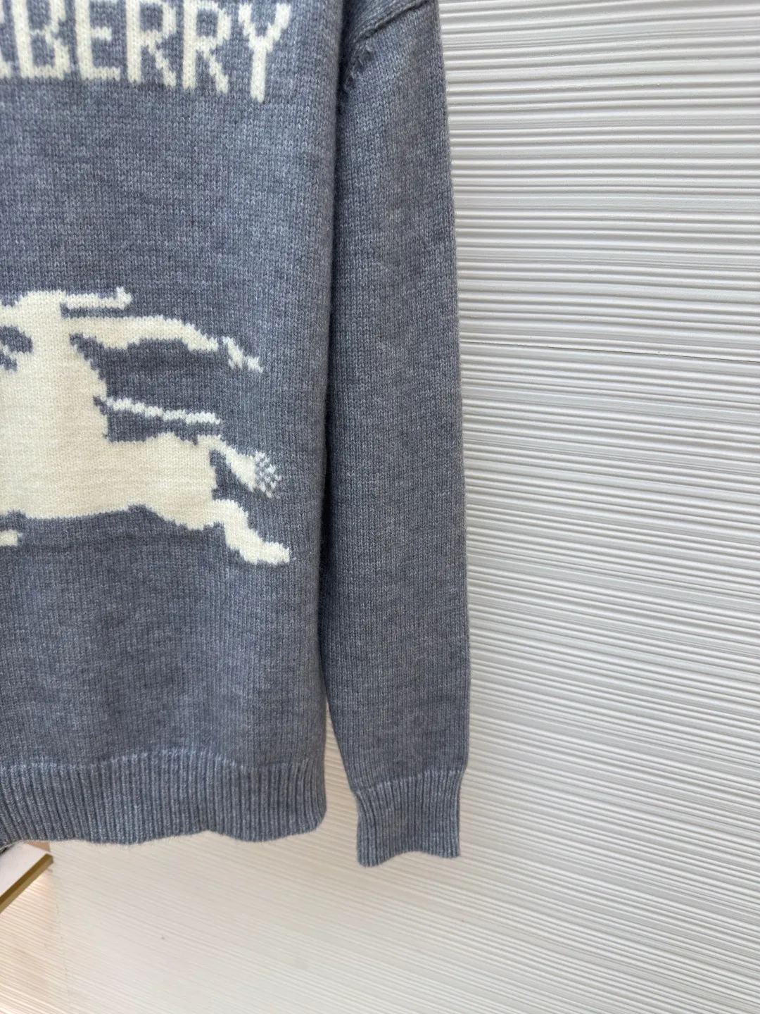 BURBERRY war horse jacquard sweater ●Authentic product: Purchased and developed by 4908 ●Item number: 1680451-A90 ●Fabric: wool fabric ●Technology: jacquard production ●Version: loose version ●Weight: about 635 grams ●Size: S-M-L-XL ●Description: Made of 80 wool, 20 cashmere. The fabrics are made of sheep's wool and wool with very high content, and the garments should be washed to remove impurities and sheep odor from the fabrics. The upper body effect is very supple and comfortable. The jacquard adopts the positive 7-knitting method, and the pattern lines are open-stitched. Each line shows the high-strength weaving method of imported machines. Knitted sweater in a soft wool and cashmere blend, crafted in an Italian workshop. The overall wiring is straight and delicate, the fabric is comfortable and soft, and the color is consistent without color difference. It can be matched with the same style to create a fashionable look and control various occasions. Customized accessories, complete with three standards, same style for men and women!
