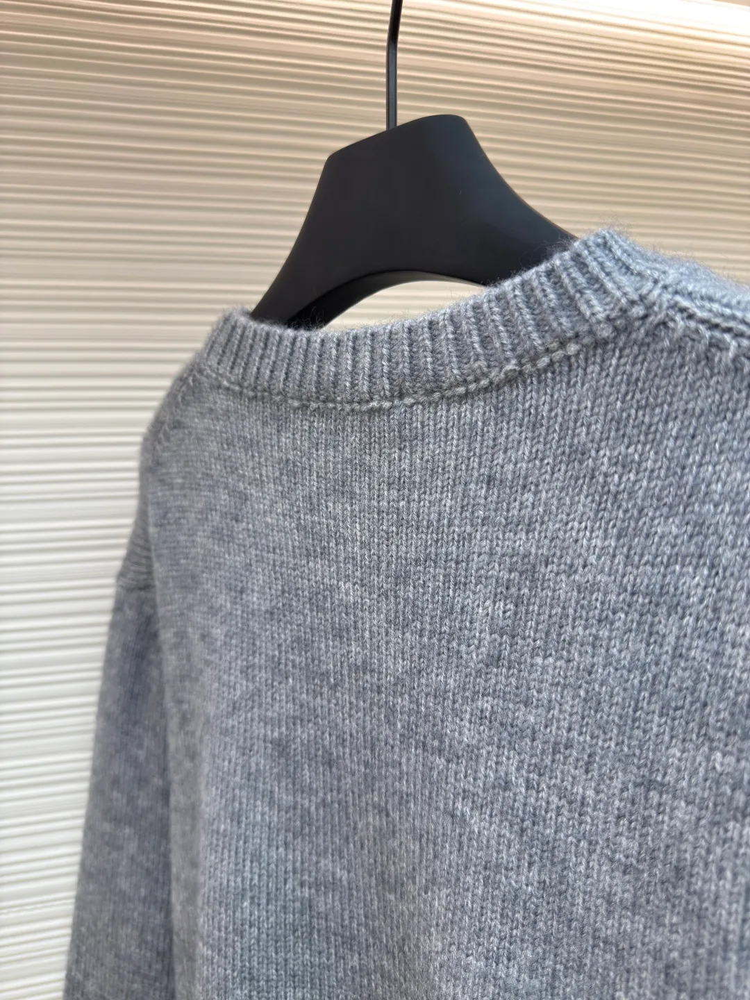 BURBERRY war horse jacquard sweater ●Authentic product: Purchased and developed by 4908 ●Item number: 1680451-A90 ●Fabric: wool fabric ●Technology: jacquard production ●Version: loose version ●Weight: about 635 grams ●Size: S-M-L-XL ●Description: Made of 80 wool, 20 cashmere. The fabrics are made of sheep's wool and wool with very high content, and the garments should be washed to remove impurities and sheep odor from the fabrics. The upper body effect is very supple and comfortable. The jacquard adopts the positive 7-knitting method, and the pattern lines are open-stitched. Each line shows the high-strength weaving method of imported machines. Knitted sweater in a soft wool and cashmere blend, crafted in an Italian workshop. The overall wiring is straight and delicate, the fabric is comfortable and soft, and the color is consistent without color difference. It can be matched with the same style to create a fashionable look and control various occasions. Customized accessories, complete with three standards, same style for men and women!