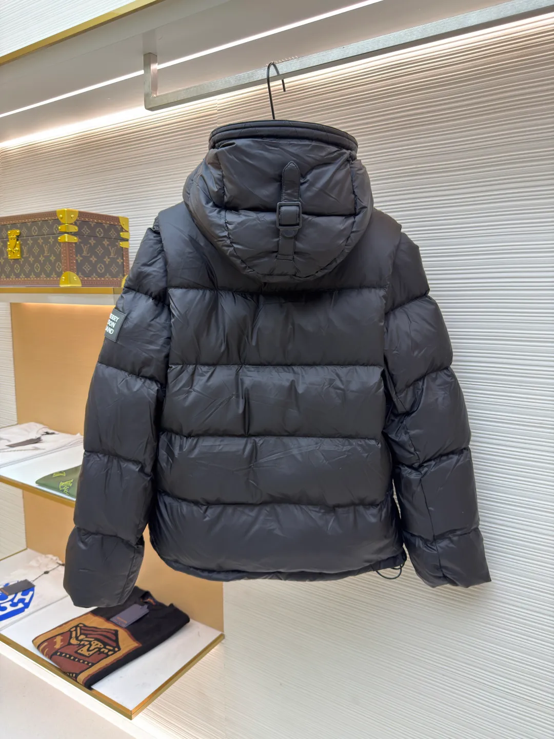Burberry detachable sleeve hooded down jacket ●Original version: purchased and developed by 6579 ●Item number: 1681936-C95 ●Fabric: waterproof nylon fabric ●Technology: made on positioning cutting machine ●Version: fitted version ●Weight: about 1250 grams ●Size: XS-S-M-L-XL ●Description: Original custom-made waterproof nylon fabric, 90% white velvet filling inside, comfortable and warm while not weighing down the body. Designed with detachable sleeves, the sleeves can be changed instantly after being removed, making it easy to cope with various climates - use two types in one piece. Tonal stitching on the shoulders adds a touch of fashion. The overall wiring is straight and delicate, the fabric is comfortable and soft, and the color is consistent without color difference. It can be matched with the same style to create a fashionable look and control various occasions. Customized accessories, complete with three standards, same style for men and women!