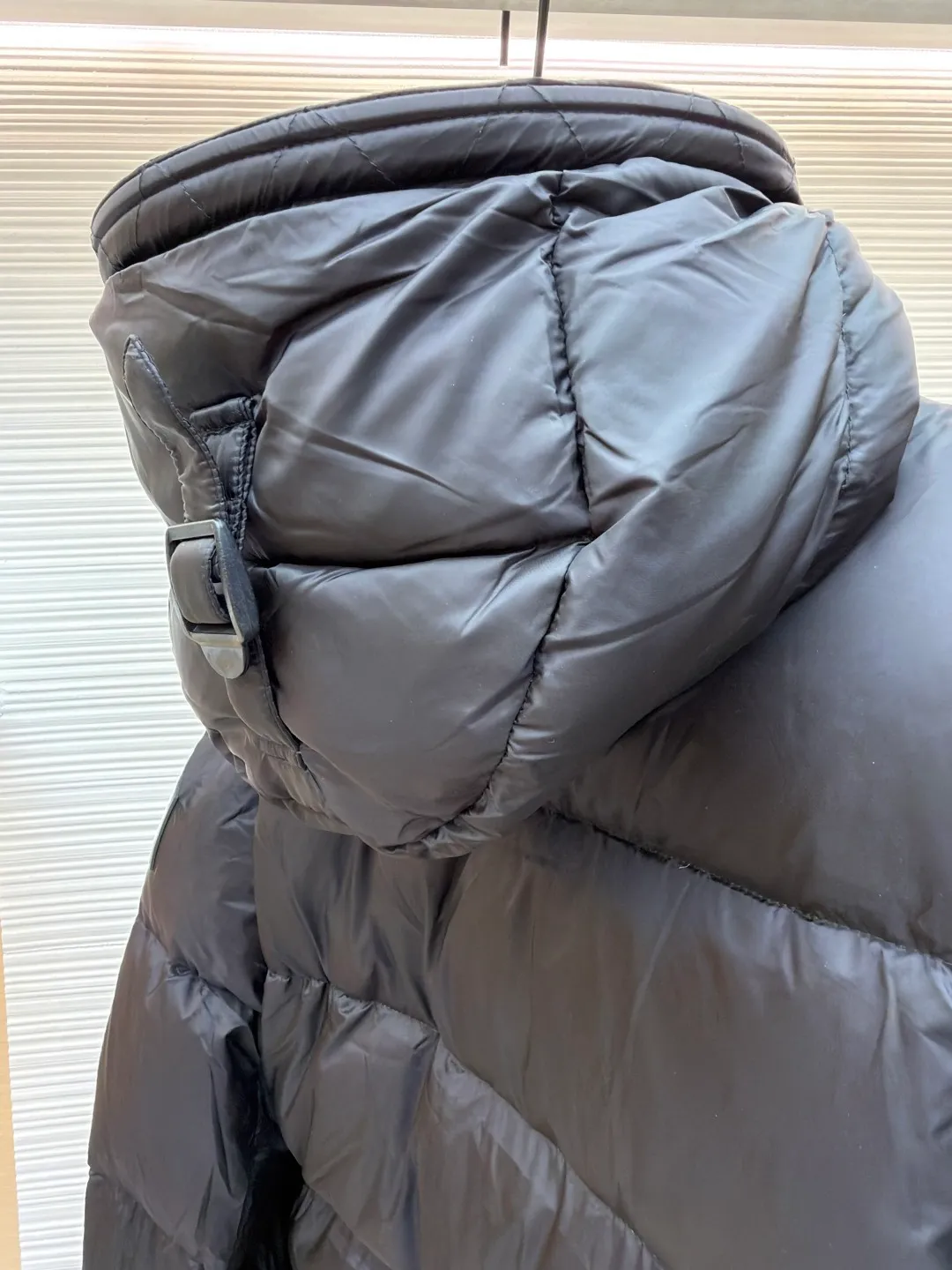 Burberry detachable sleeve hooded down jacket ●Original version: purchased and developed by 6579 ●Item number: 1681936-C95 ●Fabric: waterproof nylon fabric ●Technology: made on positioning cutting machine ●Version: fitted version ●Weight: about 1250 grams ●Size: XS-S-M-L-XL ●Description: Original custom-made waterproof nylon fabric, 90% white velvet filling inside, comfortable and warm while not weighing down the body. Designed with detachable sleeves, the sleeves can be changed instantly after being removed, making it easy to cope with various climates - use two types in one piece. Tonal stitching on the shoulders adds a touch of fashion. The overall wiring is straight and delicate, the fabric is comfortable and soft, and the color is consistent without color difference. It can be matched with the same style to create a fashionable look and control various occasions. Customized accessories, complete with three standards, same style for men and women!