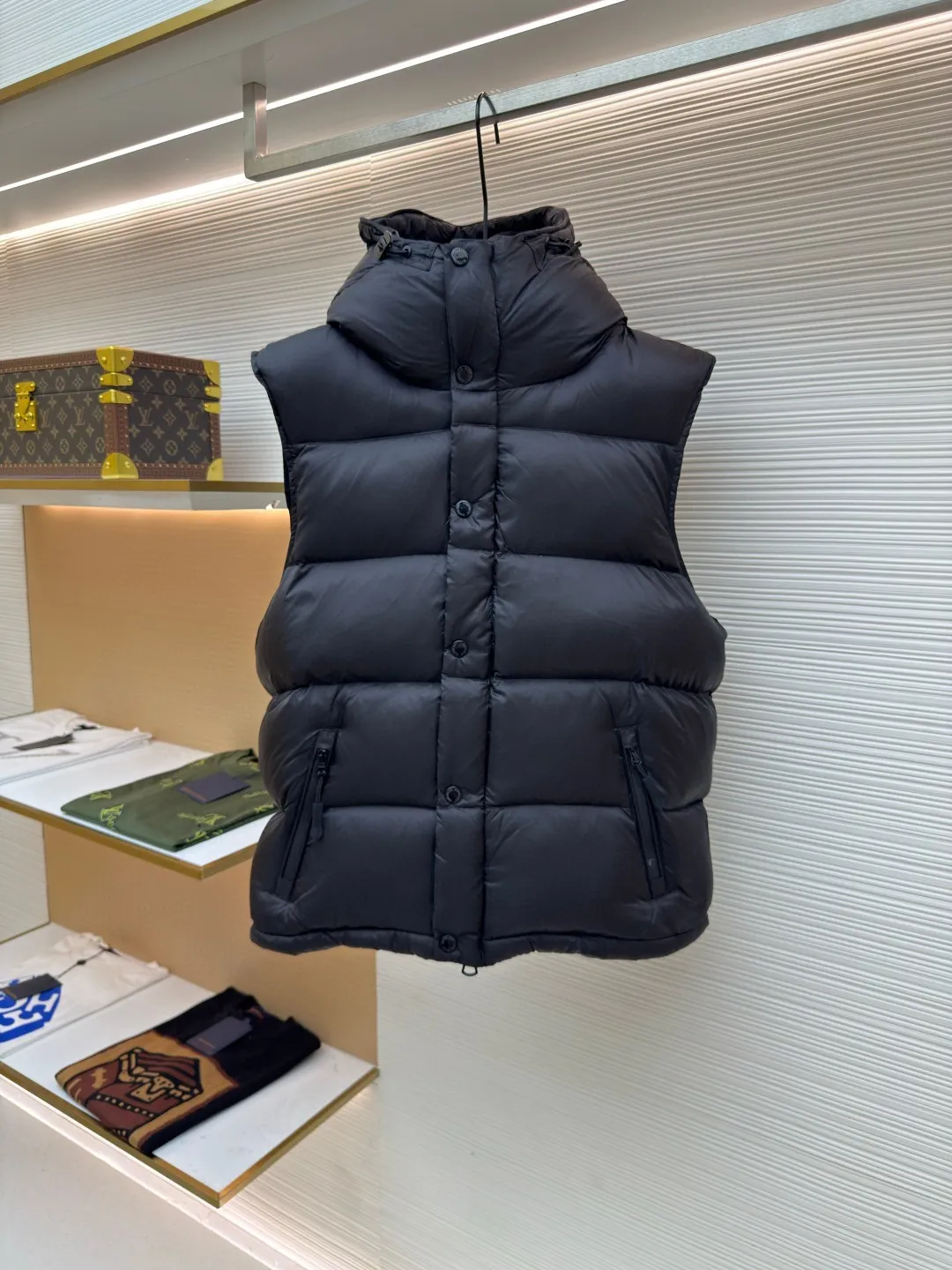Burberry detachable sleeve hooded down jacket ●Original version: purchased and developed by 6579 ●Item number: 1681936-C95 ●Fabric: waterproof nylon fabric ●Technology: made on positioning cutting machine ●Version: fitted version ●Weight: about 1250 grams ●Size: XS-S-M-L-XL ●Description: Original custom-made waterproof nylon fabric, 90% white velvet filling inside, comfortable and warm while not weighing down the body. Designed with detachable sleeves, the sleeves can be changed instantly after being removed, making it easy to cope with various climates - use two types in one piece. Tonal stitching on the shoulders adds a touch of fashion. The overall wiring is straight and delicate, the fabric is comfortable and soft, and the color is consistent without color difference. It can be matched with the same style to create a fashionable look and control various occasions. Customized accessories, complete with three standards, same style for men and women!