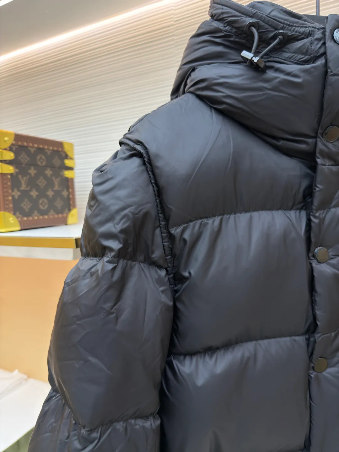 Burberry detachable sleeve hooded down jacket ●Original version: purchased and developed by 6579 ●Item number: 1681936-C95 ●Fabric: waterproof nylon fabric ●Technology: made on positioning cutting machine ●Version: fitted version ●Weight: about 1250 grams ●Size: XS-S-M-L-XL ●Description: Original custom-made waterproof nylon fabric, 90% white velvet filling inside, comfortable and warm while not weighing down the body. Designed with detachable sleeves, the sleeves can be changed instantly after being removed, making it easy to cope with various climates - use two types in one piece. Tonal stitching on the shoulders adds a touch of fashion. The overall wiring is straight and delicate, the fabric is comfortable and soft, and the color is consistent without color difference. It can be matched with the same style to create a fashionable look and control various occasions. Customized accessories, complete with three standards, same style for men and women!