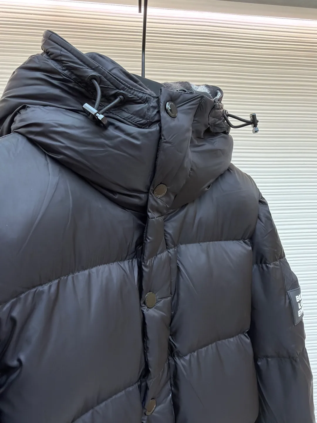 Burberry detachable sleeve hooded down jacket ●Original version: purchased and developed by 6579 ●Item number: 1681936-C95 ●Fabric: waterproof nylon fabric ●Technology: made on positioning cutting machine ●Version: fitted version ●Weight: about 1250 grams ●Size: XS-S-M-L-XL ●Description: Original custom-made waterproof nylon fabric, 90% white velvet filling inside, comfortable and warm while not weighing down the body. Designed with detachable sleeves, the sleeves can be changed instantly after being removed, making it easy to cope with various climates - use two types in one piece. Tonal stitching on the shoulders adds a touch of fashion. The overall wiring is straight and delicate, the fabric is comfortable and soft, and the color is consistent without color difference. It can be matched with the same style to create a fashionable look and control various occasions. Customized accessories, complete with three standards, same style for men and women!