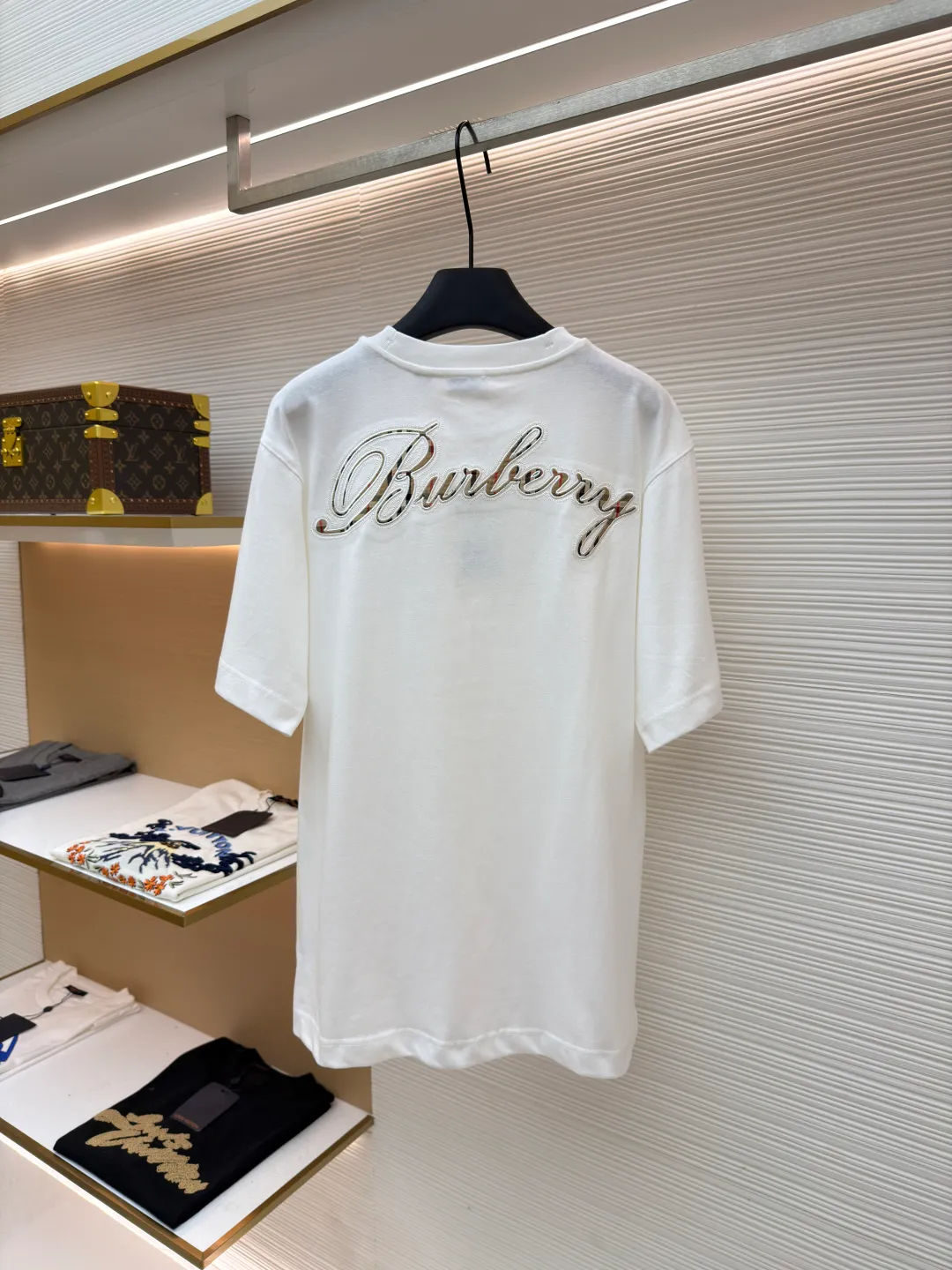 Burberry Plaid Back Letter Embroidery Round Neck Short Sleeve ●Original version: purchased and developed by 4984 ●Item number: 1681564-A10 ●Fabric: pure cotton fabric ●Technology: embroidery production ●Color: white ●Version: fitted version ●Weight: about 275 grams ●Size: XS-S-M-L ●Description: Made of 15S fine cotton plain weave, white/230g, black/310g; matching 32S double yarn tension frame thread, 300g. Made of pure cotton plain woven fabric, this weave has a tight structure, giving the fabric a crisp texture and excellent durability, while retaining the natural breathability and skin-friendly properties of cotton. The plain woven fabric is not easy to deform, avoids being too loose and casual, and provides a neater silhouette. The chest and back are embellished with letter logo embroidery, forming a visual rhythm that echoes the front and back, both presented through chain stitch embroidery technology. These logos also use high-precision embroidery technology to ensure clear edges, strong and durable. Unique embroidery technique, its stitches are interlocking like a chain, making it more three-dimensional, softer to the touch, and has a unique texture and luster. Presenting the classic plaid pattern with this process is an innovative deconstruction of the traditional elements of the brand. It transforms the original flat pattern into a three-dimensional texture with handicraft warmth, which greatly enhances the sophistication and value of the design. The overall wiring is straight and delicate, the fabric is comfortable and soft, and the color is consistent without color difference. It can be matched with the same style to create a fashionable look and control various occasions. Customized accessories, complete with three standards, same style for men and women!