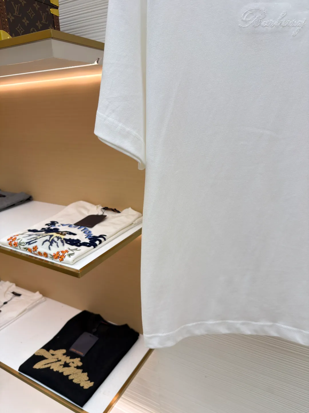 Burberry Plaid Back Letter Embroidery Round Neck Short Sleeve ●Original version: purchased and developed by 4984 ●Item number: 1681564-A10 ●Fabric: pure cotton fabric ●Technology: embroidery production ●Color: white ●Version: fitted version ●Weight: about 275 grams ●Size: XS-S-M-L ●Description: Made of 15S fine cotton plain weave, white/230g, black/310g; matching 32S double yarn tension frame thread, 300g. Made of pure cotton plain woven fabric, this weave has a tight structure, giving the fabric a crisp texture and excellent durability, while retaining the natural breathability and skin-friendly properties of cotton. The plain woven fabric is not easy to deform, avoids being too loose and casual, and provides a neater silhouette. The chest and back are embellished with letter logo embroidery, forming a visual rhythm that echoes the front and back, both presented through chain stitch embroidery technology. These logos also use high-precision embroidery technology to ensure clear edges, strong and durable. Unique embroidery technique, its stitches are interlocking like a chain, making it more three-dimensional, softer to the touch, and has a unique texture and luster. Presenting the classic plaid pattern with this process is an innovative deconstruction of the traditional elements of the brand. It transforms the original flat pattern into a three-dimensional texture with handicraft warmth, which greatly enhances the sophistication and value of the design. The overall wiring is straight and delicate, the fabric is comfortable and soft, and the color is consistent without color difference. It can be matched with the same style to create a fashionable look and control various occasions. Customized accessories, complete with three standards, same style for men and women!