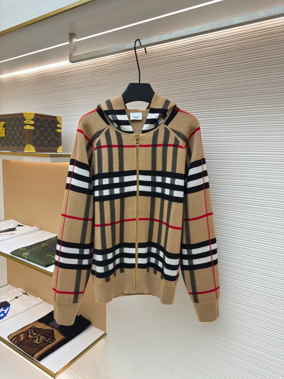 BURBERRY War Horse Reversible Cashmere Plaid Hooded Jacket [Women's Clothing] ●Item No.: 1680662-B70 ●Material: Wool Fabric ●Technology: Knitted Production ●Version: Loose Version ●Weight: About 985 Grams ●Size: S-M-L ●Description: Customized YB wool knit material, comfortable texture, skin-friendly and warm, hooded zipper sweatshirt version, easy to put on and take off, full of relaxation The whole front is based on blue and purple, embellished with gray and white bright plaid patterns, highlighting the brand's low-key luxury tone. The cuffs, neckline and hem are full of elastic threads, and the back has a hidden secret. The letter war horse crochet pattern on the back shows the autumn and winter sports and leisure style. The overall wiring is straight and delicate, the fabric is comfortable and soft, and the color is consistent without color difference. It can be matched with the same style to create a fashionable look and control various occasions. Customized accessories, complete with three standards, same style for men and women!