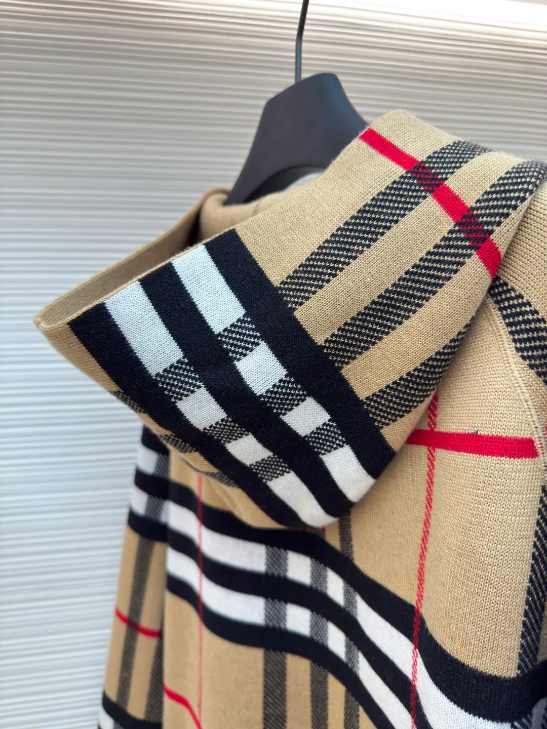 BURBERRY War Horse Reversible Cashmere Plaid Hooded Jacket [Women's Clothing] ●Item No.: 1680662-B70 ●Material: Wool Fabric ●Technology: Knitted Production ●Version: Loose Version ●Weight: About 985 Grams ●Size: S-M-L ●Description: Customized YB wool knit material, comfortable texture, skin-friendly and warm, hooded zipper sweatshirt version, easy to put on and take off, full of relaxation The whole front is based on blue and purple, embellished with gray and white bright plaid patterns, highlighting the brand's low-key luxury tone. The cuffs, neckline and hem are full of elastic threads, and the back has a hidden secret. The letter war horse crochet pattern on the back shows the autumn and winter sports and leisure style. The overall wiring is straight and delicate, the fabric is comfortable and soft, and the color is consistent without color difference. It can be matched with the same style to create a fashionable look and control various occasions. Customized accessories, complete with three standards, same style for men and women!