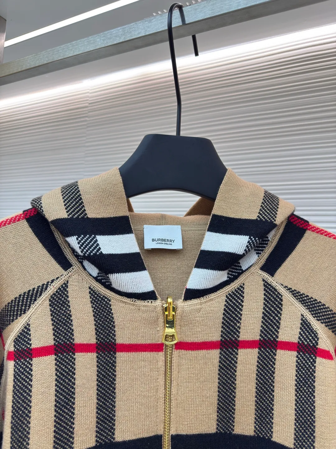 BURBERRY War Horse Reversible Cashmere Plaid Hooded Jacket [Women's Clothing] ●Item No.: 1680662-B70 ●Material: Wool Fabric ●Technology: Knitted Production ●Version: Loose Version ●Weight: About 985 Grams ●Size: S-M-L ●Description: Customized YB wool knit material, comfortable texture, skin-friendly and warm, hooded zipper sweatshirt version, easy to put on and take off, full of relaxation The whole front is based on blue and purple, embellished with gray and white bright plaid patterns, highlighting the brand's low-key luxury tone. The cuffs, neckline and hem are full of elastic threads, and the back has a hidden secret. The letter war horse crochet pattern on the back shows the autumn and winter sports and leisure style. The overall wiring is straight and delicate, the fabric is comfortable and soft, and the color is consistent without color difference. It can be matched with the same style to create a fashionable look and control various occasions. Customized accessories, complete with three standards, same style for men and women!