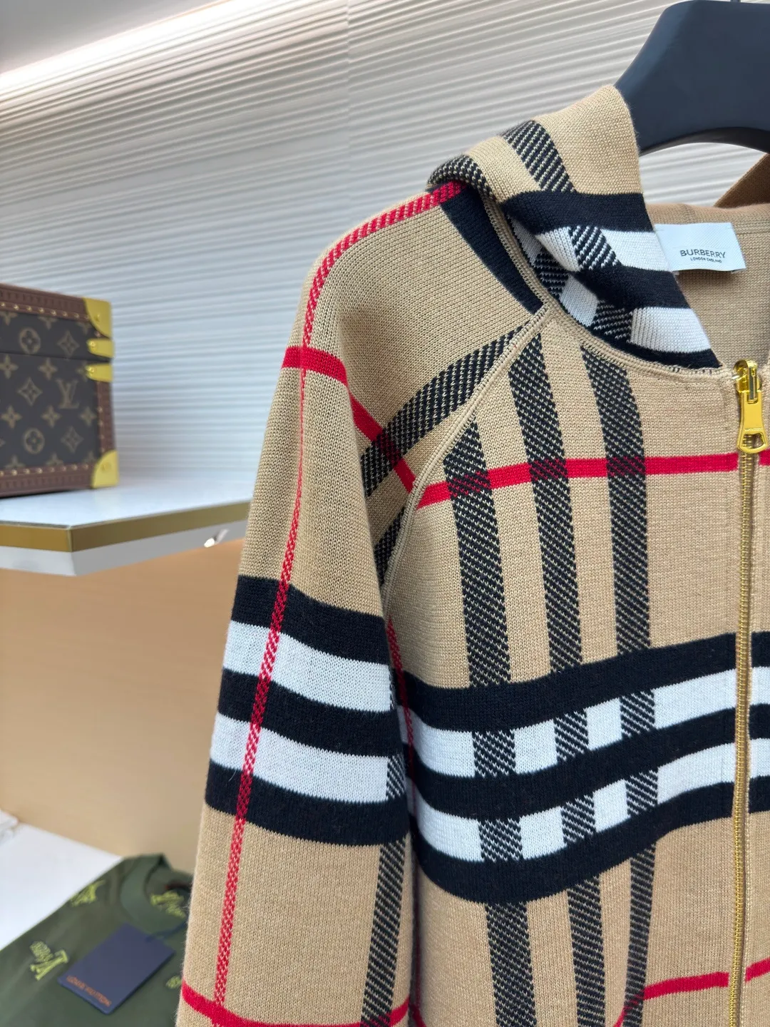 BURBERRY War Horse Reversible Cashmere Plaid Hooded Jacket [Women's Clothing] ●Item No.: 1680662-B70 ●Material: Wool Fabric ●Technology: Knitted Production ●Version: Loose Version ●Weight: About 985 Grams ●Size: S-M-L ●Description: Customized YB wool knit material, comfortable texture, skin-friendly and warm, hooded zipper sweatshirt version, easy to put on and take off, full of relaxation The whole front is based on blue and purple, embellished with gray and white bright plaid patterns, highlighting the brand's low-key luxury tone. The cuffs, neckline and hem are full of elastic threads, and the back has a hidden secret. The letter war horse crochet pattern on the back shows the autumn and winter sports and leisure style. The overall wiring is straight and delicate, the fabric is comfortable and soft, and the color is consistent without color difference. It can be matched with the same style to create a fashionable look and control various occasions. Customized accessories, complete with three standards, same style for men and women!