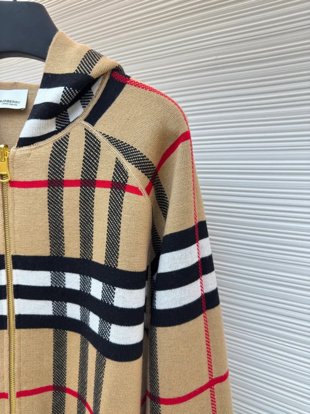 BURBERRY War Horse Reversible Cashmere Plaid Hooded Jacket [Women's Clothing] ●Item No.: 1680662-B70 ●Material: Wool Fabric ●Technology: Knitted Production ●Version: Loose Version ●Weight: About 985 Grams ●Size: S-M-L ●Description: Customized YB wool knit material, comfortable texture, skin-friendly and warm, hooded zipper sweatshirt version, easy to put on and take off, full of relaxation The whole front is based on blue and purple, embellished with gray and white bright plaid patterns, highlighting the brand's low-key luxury tone. The cuffs, neckline and hem are full of elastic threads, and the back has a hidden secret. The letter war horse crochet pattern on the back shows the autumn and winter sports and leisure style. The overall wiring is straight and delicate, the fabric is comfortable and soft, and the color is consistent without color difference. It can be matched with the same style to create a fashionable look and control various occasions. Customized accessories, complete with three standards, same style for men and women!