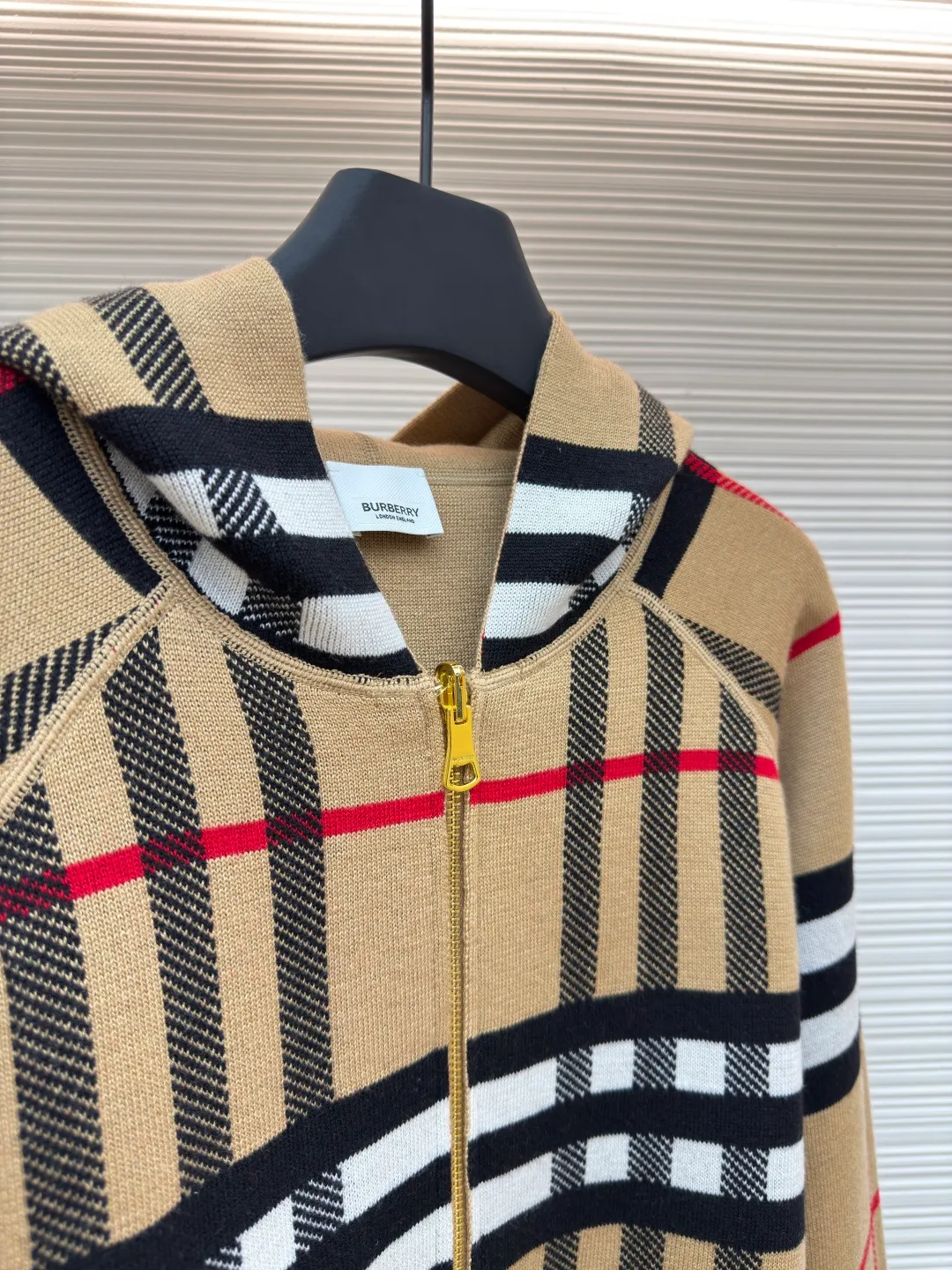 BURBERRY War Horse Reversible Cashmere Plaid Hooded Jacket [Women's Clothing] ●Item No.: 1680662-B70 ●Material: Wool Fabric ●Technology: Knitted Production ●Version: Loose Version ●Weight: About 985 Grams ●Size: S-M-L ●Description: Customized YB wool knit material, comfortable texture, skin-friendly and warm, hooded zipper sweatshirt version, easy to put on and take off, full of relaxation The whole front is based on blue and purple, embellished with gray and white bright plaid patterns, highlighting the brand's low-key luxury tone. The cuffs, neckline and hem are full of elastic threads, and the back has a hidden secret. The letter war horse crochet pattern on the back shows the autumn and winter sports and leisure style. The overall wiring is straight and delicate, the fabric is comfortable and soft, and the color is consistent without color difference. It can be matched with the same style to create a fashionable look and control various occasions. Customized accessories, complete with three standards, same style for men and women!
