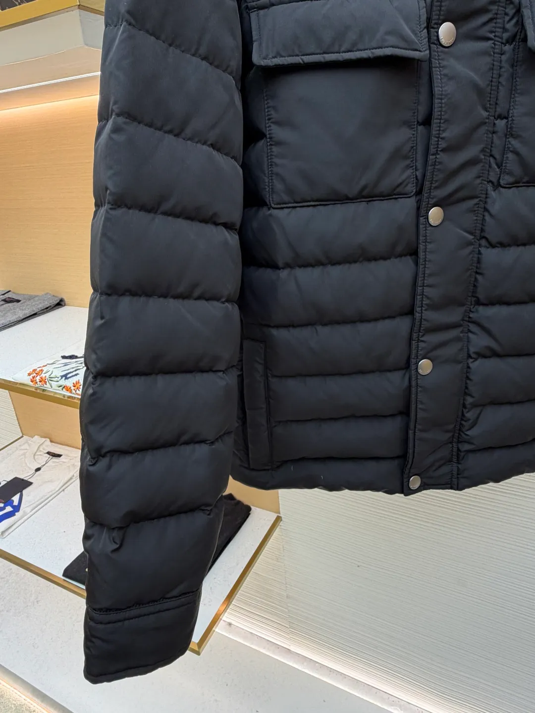 Burberry light leather label down jacket ●Original version: purchased and developed by 6125 ●Item number: 1681878-C95 ●Fabric: white duck down fabric ●Technology: mechanical down filling ●Color: black ●Version: fitted version ●Weight: about 790 grams ●Size: S-M-L-XL ●Description: High-density nylon taffeta: Made of 100D nylon fabric, density ≥230T, durable Slightly calendered (showing low-key luster), and fluorine-free waterproof coating (DWR) to ensure water repellency while maintaining breathability (refer to the slightly wrinkled texture and stiffness of the fabric in the picture) Anti-velvet gallbladder: Use high-density polyester gallbladder cloth (such as gallbladder silk spinning) above 300T to ensure that the down does not rip through velvet, and is light and thin without affecting the fluffiness. Filling 900-fill white duck down (85%-90% down content) ensures a full three-dimensional effect but not too bloated. It uses YKK brand No. 5 nylon zipper (matte dark gray/black, close to the fabric). The zipper teeth are fine-toothed and flat-toothed. The puller is simple and square. The brand logo is etched on the surface. The outside of the zipper needs to be seamed. 1.5cm wide windproof placket made of the same color fabric (double-layered, with thin cotton strips sandwiched inside to increase stiffness). The cuffs are fake two-piece design (the outer layer is folded cuffs, and the inner layer is ribbed). The outer cuffs are equipped with 2 metal buttons (diameter 12mm, the same series as the pocket snaps), with a spacing of 3cm. The buttonholes are hand-made keyholes (double-line seaming, precise aperture). They are made of first-layer calfskin (thickness 0.8-mm). The leather surface is matte aniline dyed and the edges are warped. Oil edge treatment (thickness 0.3mm, round and smooth, color consistent with leather label). The brand pattern (knight logo + text) on the surface of the leather label adopts embossing + hot stamping/silvering technology. The overall wiring is straight and delicate, the fabric is comfortable and soft, and the color is consistent without color difference. It can be matched with the same style to create a fashionable look and control various occasions. Customized accessories, complete with three labels, same style for men and women!