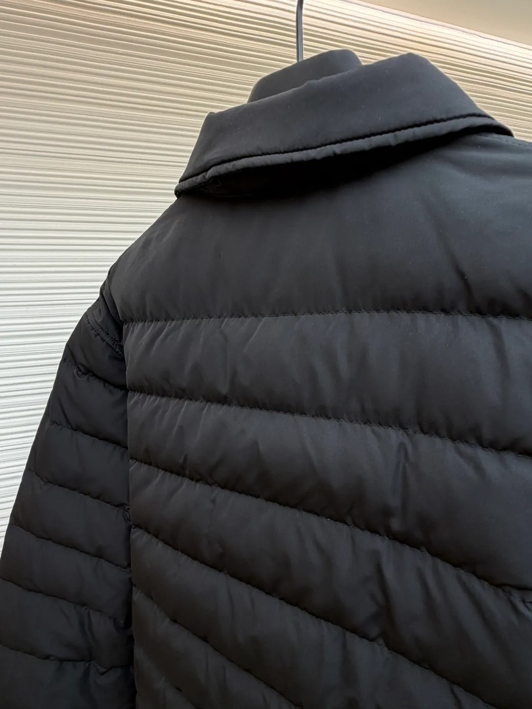 Burberry light leather label down jacket ●Original version: purchased and developed by 6125 ●Item number: 1681878-C95 ●Fabric: white duck down fabric ●Technology: mechanical down filling ●Color: black ●Version: fitted version ●Weight: about 790 grams ●Size: S-M-L-XL ●Description: High-density nylon taffeta: Made of 100D nylon fabric, density ≥230T, durable Slightly calendered (showing low-key luster), and fluorine-free waterproof coating (DWR) to ensure water repellency while maintaining breathability (refer to the slightly wrinkled texture and stiffness of the fabric in the picture) Anti-velvet gallbladder: Use high-density polyester gallbladder cloth (such as gallbladder silk spinning) above 300T to ensure that the down does not rip through velvet, and is light and thin without affecting the fluffiness. Filling 900-fill white duck down (85%-90% down content) ensures a full three-dimensional effect but not too bloated. It uses YKK brand No. 5 nylon zipper (matte dark gray/black, close to the fabric). The zipper teeth are fine-toothed and flat-toothed. The puller is simple and square. The brand logo is etched on the surface. The outside of the zipper needs to be seamed. 1.5cm wide windproof placket made of the same color fabric (double-layered, with thin cotton strips sandwiched inside to increase stiffness). The cuffs are fake two-piece design (the outer layer is folded cuffs, and the inner layer is ribbed). The outer cuffs are equipped with 2 metal buttons (diameter 12mm, the same series as the pocket snaps), with a spacing of 3cm. The buttonholes are hand-made keyholes (double-line seaming, precise aperture). They are made of first-layer calfskin (thickness 0.8-mm). The leather surface is matte aniline dyed and the edges are warped. Oil edge treatment (thickness 0.3mm, round and smooth, color consistent with leather label). The brand pattern (knight logo + text) on the surface of the leather label adopts embossing + hot stamping/silvering technology. The overall wiring is straight and delicate, the fabric is comfortable and soft, and the color is consistent without color difference. It can be matched with the same style to create a fashionable look and control various occasions. Customized accessories, complete with three labels, same style for men and women!