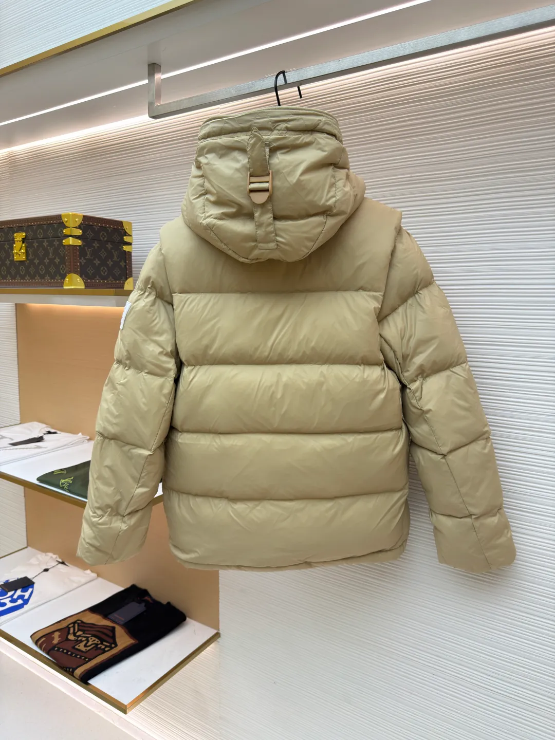 Burberry detachable sleeve hooded down jacket ●Original version: Purchased and developed by 7049 ●Item number: 1680755-C95 ●Fabric: Retro plaid fabric ●Technology: Positioning cutting machine ●Version: Fitted version ●Weight: about 1265 grams ●Size: S-M-L-XL-XXL ●Description: High collar and hood lined with retro plaid Detachable sleeves to transform into a vest shape The upper body effect is super good, comfortable and warm Super practical snap buttons and a hidden two-way zipper placket. The drawstring hood and hem shoulders are decorated with Burberry three-dimensional silicone logo plates. The overall wiring is straight and delicate, the fabric is comfortable and soft, and the color is consistent without color difference. It can be matched with the same style to create a fashionable look and control various occasions. Customized accessories, complete with three standards, same style for men and women!