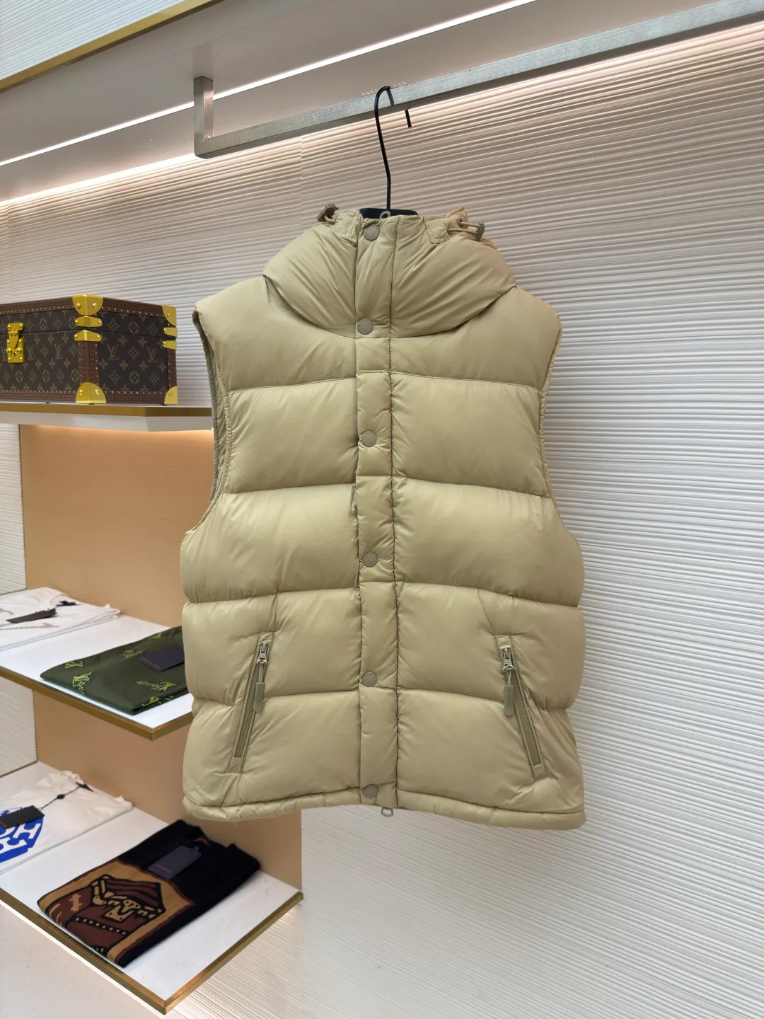 Burberry detachable sleeve hooded down jacket ●Original version: Purchased and developed by 7049 ●Item number: 1680755-C95 ●Fabric: Retro plaid fabric ●Technology: Positioning cutting machine ●Version: Fitted version ●Weight: about 1265 grams ●Size: S-M-L-XL-XXL ●Description: High collar and hood lined with retro plaid Detachable sleeves to transform into a vest shape The upper body effect is super good, comfortable and warm Super practical snap buttons and a hidden two-way zipper placket. The drawstring hood and hem shoulders are decorated with Burberry three-dimensional silicone logo plates. The overall wiring is straight and delicate, the fabric is comfortable and soft, and the color is consistent without color difference. It can be matched with the same style to create a fashionable look and control various occasions. Customized accessories, complete with three standards, same style for men and women!