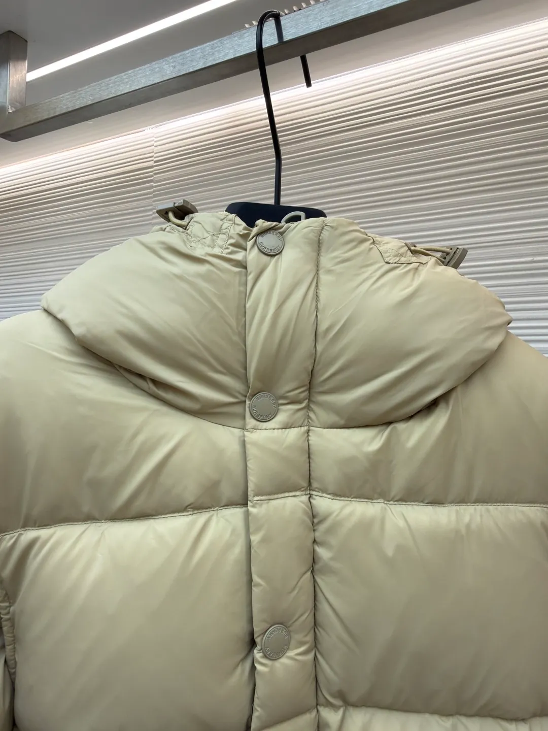 Burberry detachable sleeve hooded down jacket ●Original version: Purchased and developed by 7049 ●Item number: 1680755-C95 ●Fabric: Retro plaid fabric ●Technology: Positioning cutting machine ●Version: Fitted version ●Weight: about 1265 grams ●Size: S-M-L-XL-XXL ●Description: High collar and hood lined with retro plaid Detachable sleeves to transform into a vest shape The upper body effect is super good, comfortable and warm Super practical snap buttons and a hidden two-way zipper placket. The drawstring hood and hem shoulders are decorated with Burberry three-dimensional silicone logo plates. The overall wiring is straight and delicate, the fabric is comfortable and soft, and the color is consistent without color difference. It can be matched with the same style to create a fashionable look and control various occasions. Customized accessories, complete with three standards, same style for men and women!
