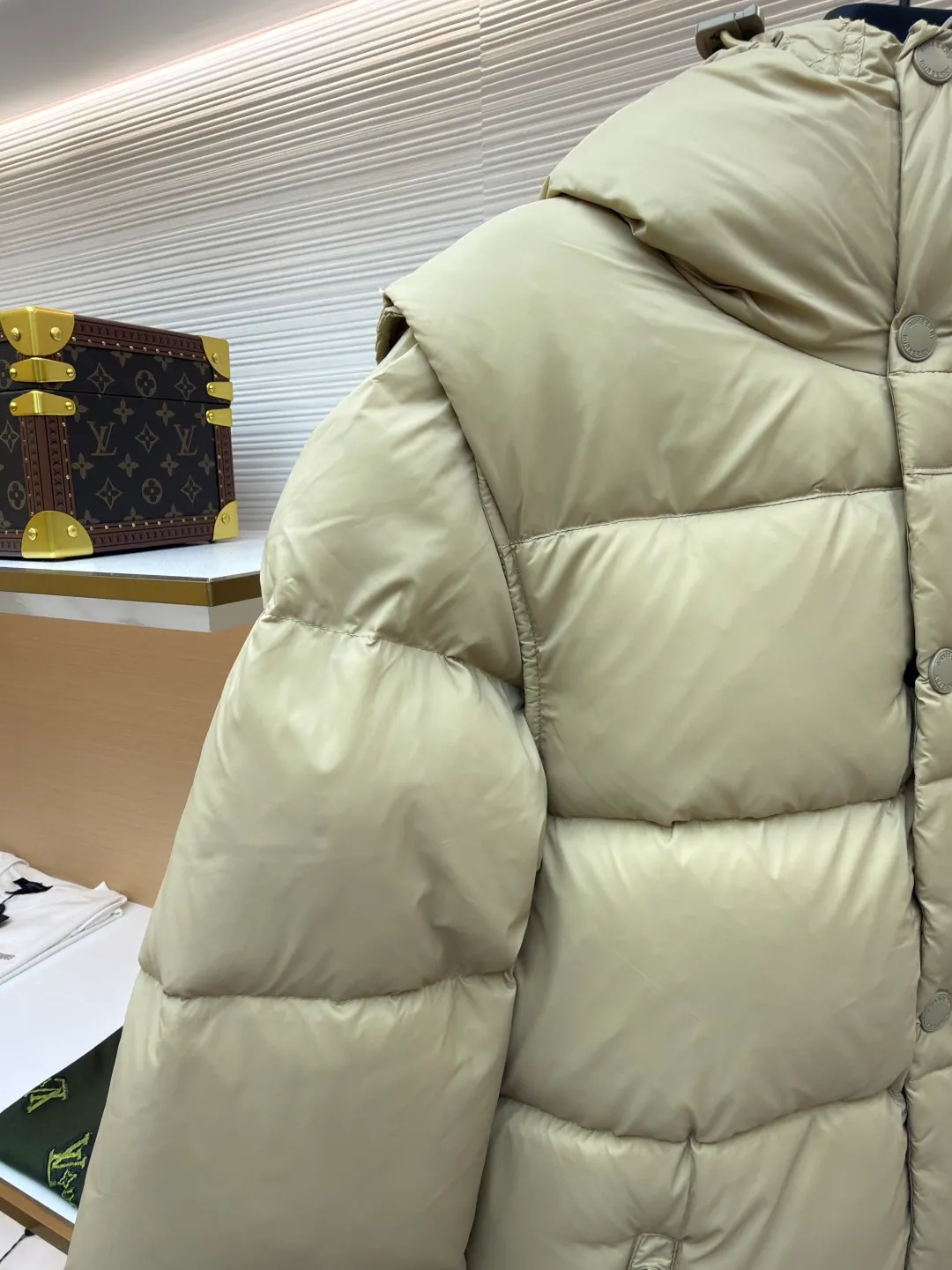 Burberry detachable sleeve hooded down jacket ●Original version: Purchased and developed by 7049 ●Item number: 1680755-C95 ●Fabric: Retro plaid fabric ●Technology: Positioning cutting machine ●Version: Fitted version ●Weight: about 1265 grams ●Size: S-M-L-XL-XXL ●Description: High collar and hood lined with retro plaid Detachable sleeves to transform into a vest shape The upper body effect is super good, comfortable and warm Super practical snap buttons and a hidden two-way zipper placket. The drawstring hood and hem shoulders are decorated with Burberry three-dimensional silicone logo plates. The overall wiring is straight and delicate, the fabric is comfortable and soft, and the color is consistent without color difference. It can be matched with the same style to create a fashionable look and control various occasions. Customized accessories, complete with three standards, same style for men and women!