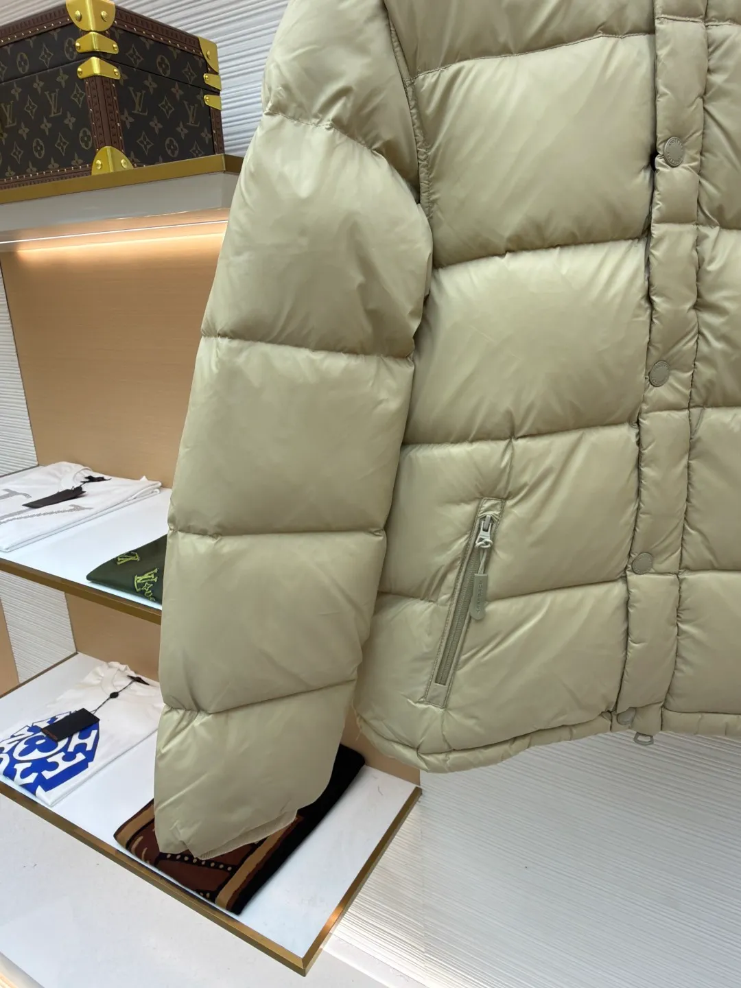Burberry detachable sleeve hooded down jacket ●Original version: Purchased and developed by 7049 ●Item number: 1680755-C95 ●Fabric: Retro plaid fabric ●Technology: Positioning cutting machine ●Version: Fitted version ●Weight: about 1265 grams ●Size: S-M-L-XL-XXL ●Description: High collar and hood lined with retro plaid Detachable sleeves to transform into a vest shape The upper body effect is super good, comfortable and warm Super practical snap buttons and a hidden two-way zipper placket. The drawstring hood and hem shoulders are decorated with Burberry three-dimensional silicone logo plates. The overall wiring is straight and delicate, the fabric is comfortable and soft, and the color is consistent without color difference. It can be matched with the same style to create a fashionable look and control various occasions. Customized accessories, complete with three standards, same style for men and women!