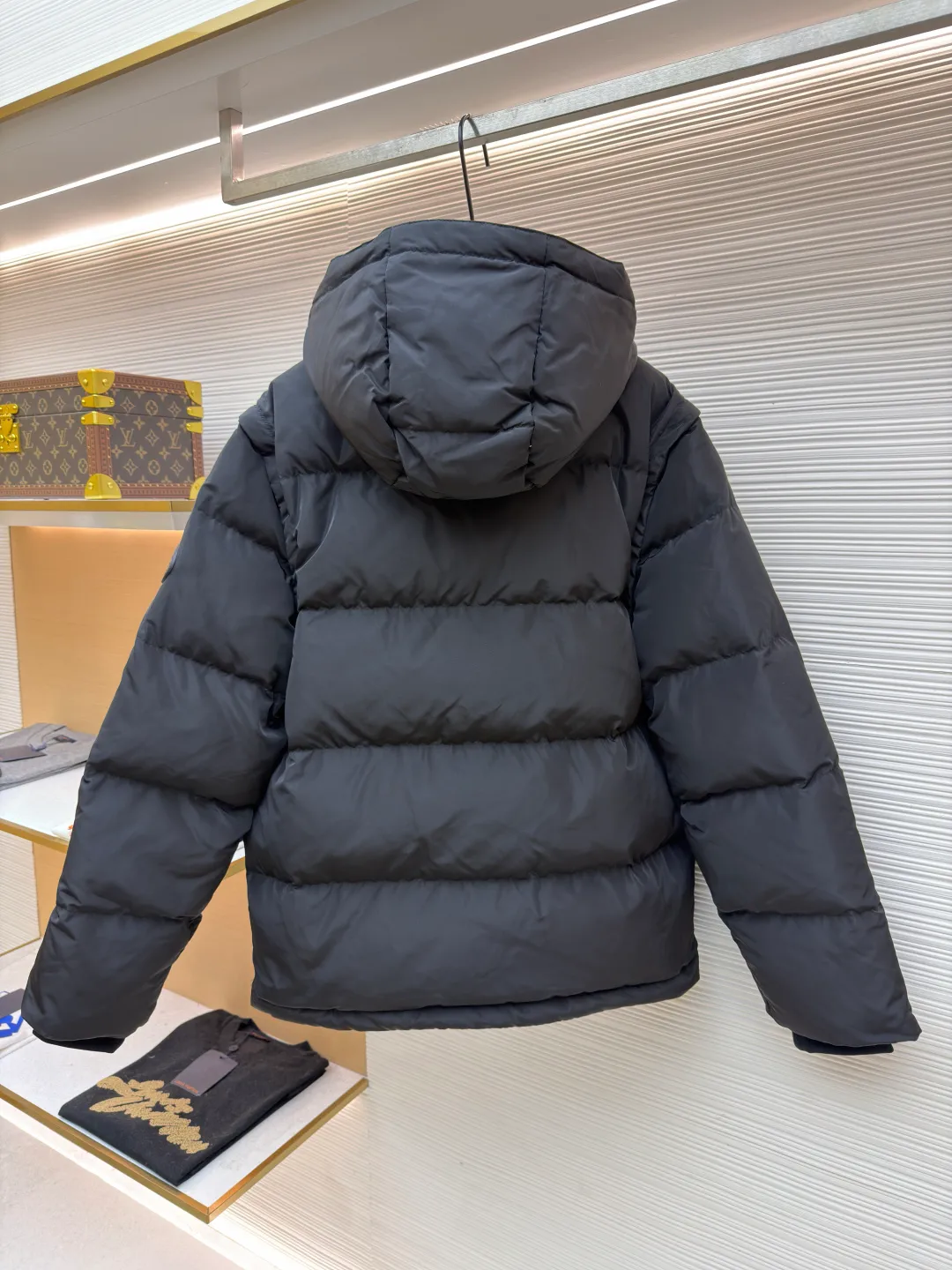 Burberry removable sleeve down jacket ●Original version: Purchased and developed by 10153 ●Item number: 1681917-E00 ●Material: white duck down fabric ●Technology: mechanical down filling ●Color: black ●Version: fitted version ●Weight: about 1125 grams ●Size: S-M-L-XL ●Description: Use laser cutting technology to ensure the accuracy and neatness of the edges of the pieces. Consider the distribution of down filling when cutting to ensure even warmth in each part. The plaid alignment in the hat is also 1:1 restored and quilted using a CNC quilting machine to ensure uniform and beautiful quilting lines. The quilting thread uses high-strength nylon thread with a color similar to the outer fabric to maintain the overall beauty. The overall wiring is straight and delicate, the fabric is comfortable and soft, and the color is consistent without color difference. It can be matched with the same style to create a fashionable look and control various occasions. Customized accessories, complete with three standards, same style for men and women!