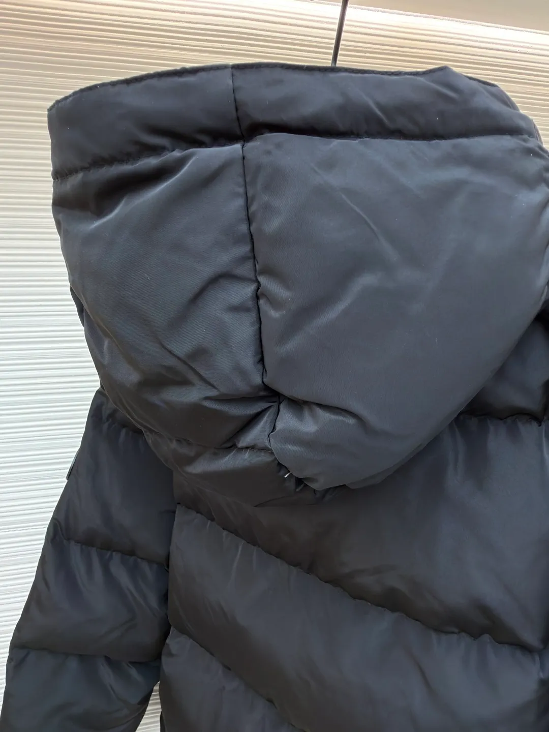 Burberry removable sleeve down jacket ●Original version: Purchased and developed by 10153 ●Item number: 1681917-E00 ●Material: white duck down fabric ●Technology: mechanical down filling ●Color: black ●Version: fitted version ●Weight: about 1125 grams ●Size: S-M-L-XL ●Description: Use laser cutting technology to ensure the accuracy and neatness of the edges of the pieces. Consider the distribution of down filling when cutting to ensure even warmth in each part. The plaid alignment in the hat is also 1:1 restored and quilted using a CNC quilting machine to ensure uniform and beautiful quilting lines. The quilting thread uses high-strength nylon thread with a color similar to the outer fabric to maintain the overall beauty. The overall wiring is straight and delicate, the fabric is comfortable and soft, and the color is consistent without color difference. It can be matched with the same style to create a fashionable look and control various occasions. Customized accessories, complete with three standards, same style for men and women!