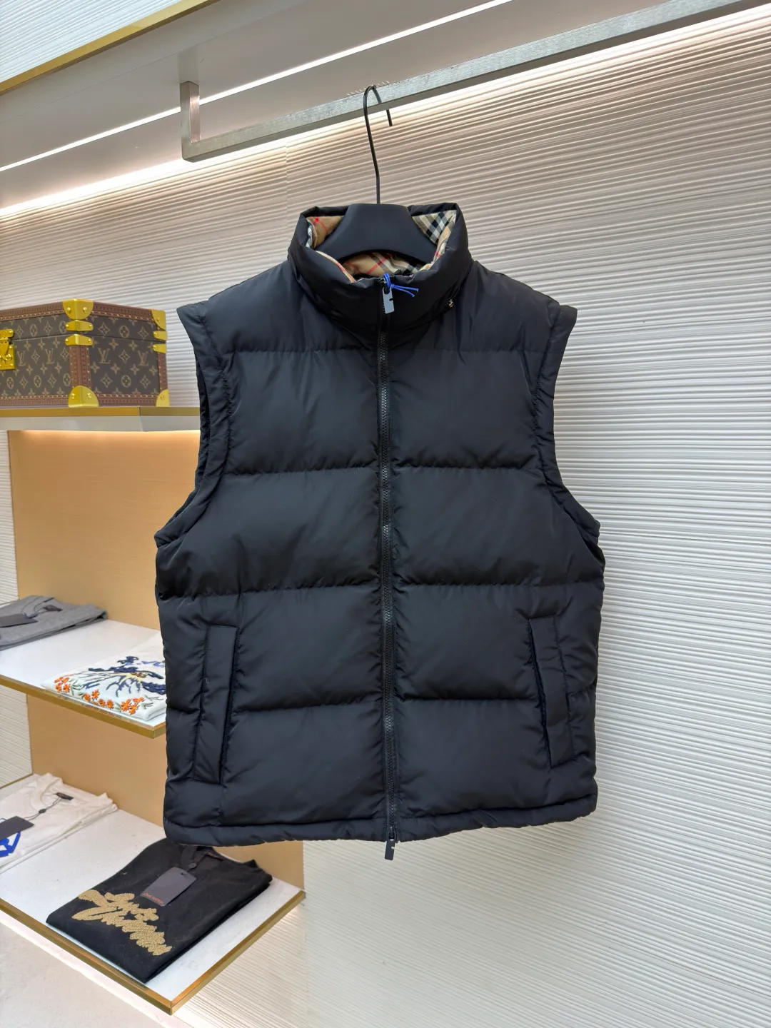 Burberry removable sleeve down jacket ●Original version: Purchased and developed by 10153 ●Item number: 1681917-E00 ●Material: white duck down fabric ●Technology: mechanical down filling ●Color: black ●Version: fitted version ●Weight: about 1125 grams ●Size: S-M-L-XL ●Description: Use laser cutting technology to ensure the accuracy and neatness of the edges of the pieces. Consider the distribution of down filling when cutting to ensure even warmth in each part. The plaid alignment in the hat is also 1:1 restored and quilted using a CNC quilting machine to ensure uniform and beautiful quilting lines. The quilting thread uses high-strength nylon thread with a color similar to the outer fabric to maintain the overall beauty. The overall wiring is straight and delicate, the fabric is comfortable and soft, and the color is consistent without color difference. It can be matched with the same style to create a fashionable look and control various occasions. Customized accessories, complete with three standards, same style for men and women!
