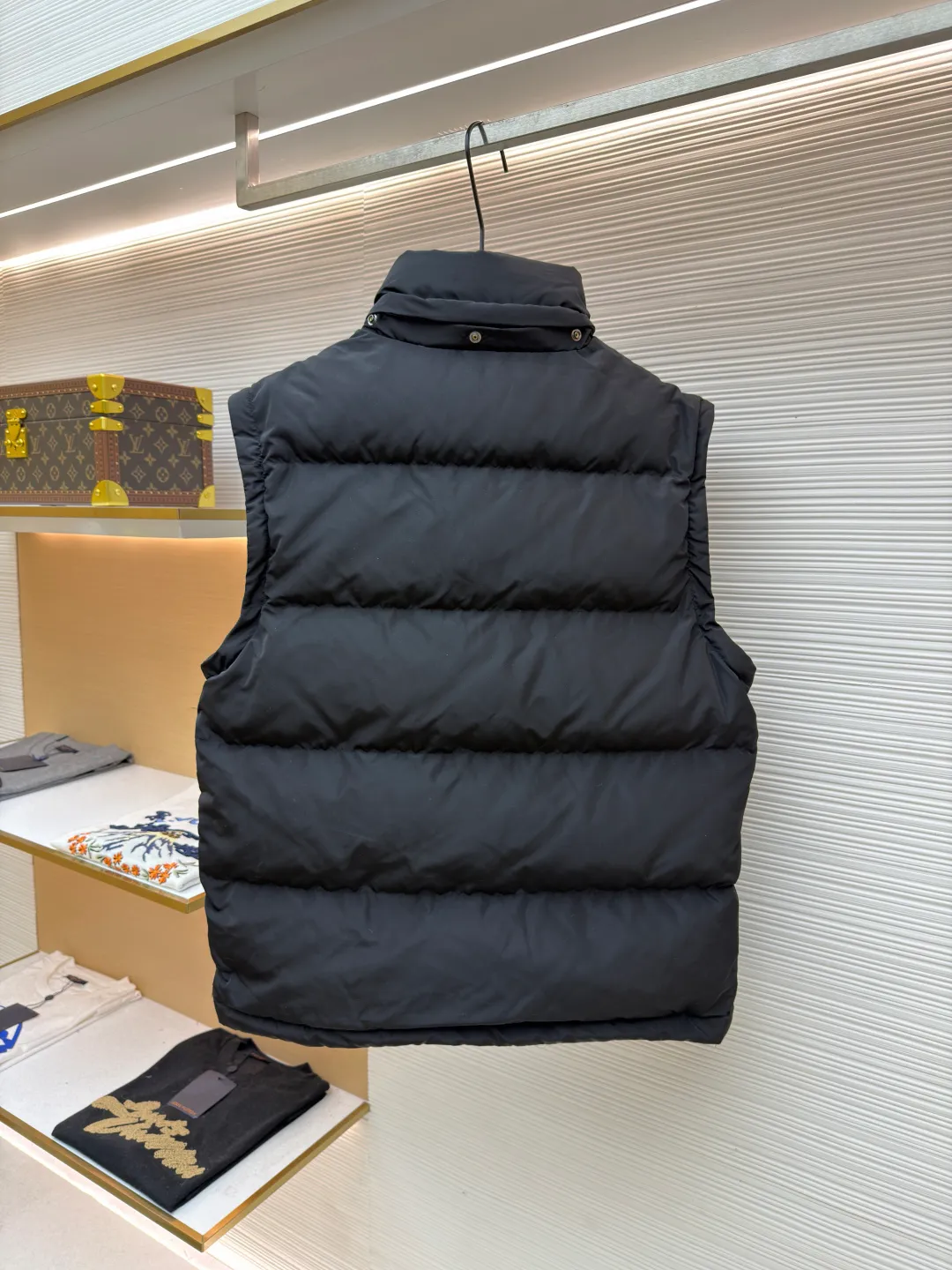 Burberry removable sleeve down jacket ●Original version: Purchased and developed by 10153 ●Item number: 1681917-E00 ●Material: white duck down fabric ●Technology: mechanical down filling ●Color: black ●Version: fitted version ●Weight: about 1125 grams ●Size: S-M-L-XL ●Description: Use laser cutting technology to ensure the accuracy and neatness of the edges of the pieces. Consider the distribution of down filling when cutting to ensure even warmth in each part. The plaid alignment in the hat is also 1:1 restored and quilted using a CNC quilting machine to ensure uniform and beautiful quilting lines. The quilting thread uses high-strength nylon thread with a color similar to the outer fabric to maintain the overall beauty. The overall wiring is straight and delicate, the fabric is comfortable and soft, and the color is consistent without color difference. It can be matched with the same style to create a fashionable look and control various occasions. Customized accessories, complete with three standards, same style for men and women!