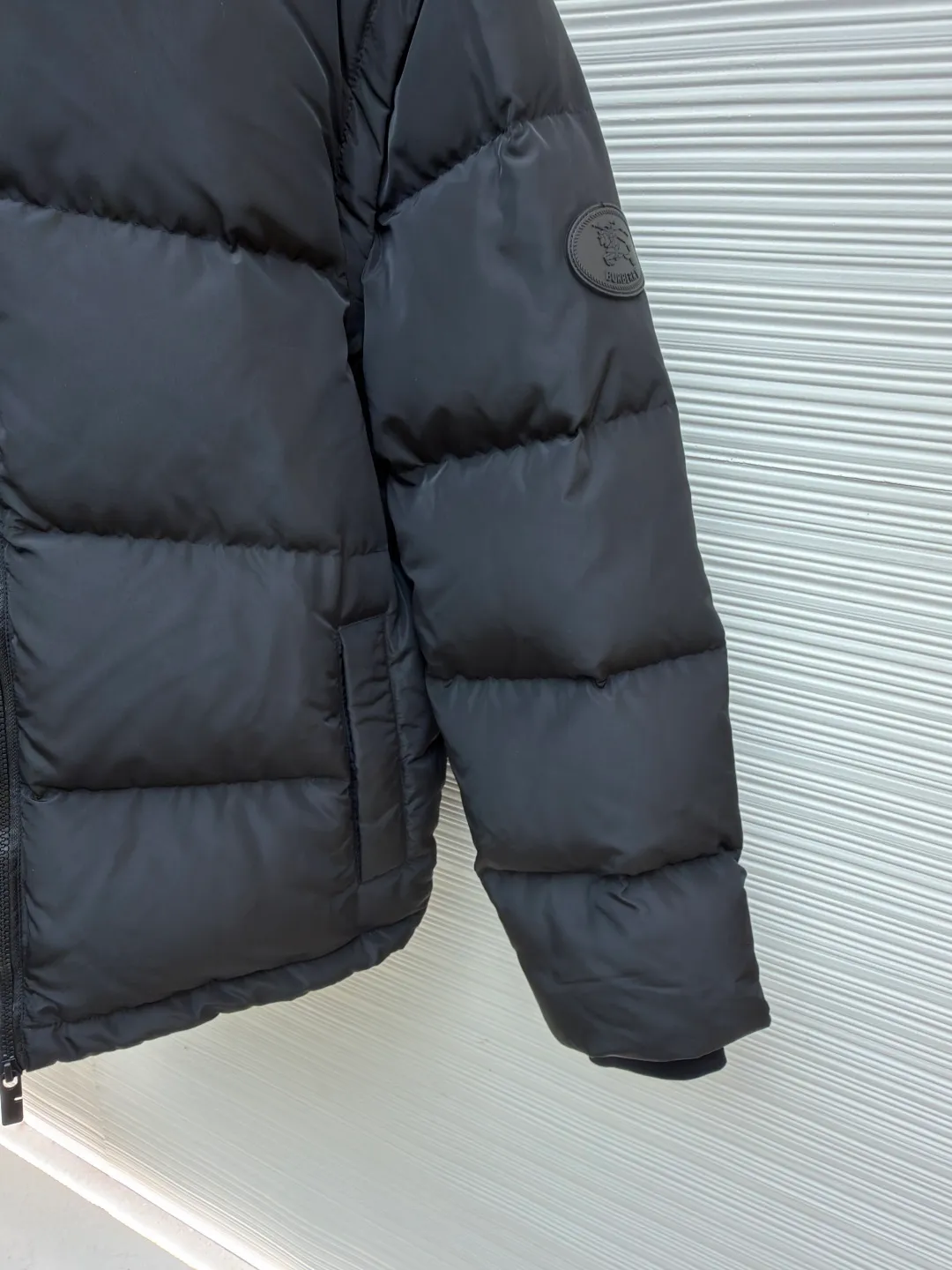 Burberry removable sleeve down jacket ●Original version: Purchased and developed by 10153 ●Item number: 1681917-E00 ●Material: white duck down fabric ●Technology: mechanical down filling ●Color: black ●Version: fitted version ●Weight: about 1125 grams ●Size: S-M-L-XL ●Description: Use laser cutting technology to ensure the accuracy and neatness of the edges of the pieces. Consider the distribution of down filling when cutting to ensure even warmth in each part. The plaid alignment in the hat is also 1:1 restored and quilted using a CNC quilting machine to ensure uniform and beautiful quilting lines. The quilting thread uses high-strength nylon thread with a color similar to the outer fabric to maintain the overall beauty. The overall wiring is straight and delicate, the fabric is comfortable and soft, and the color is consistent without color difference. It can be matched with the same style to create a fashionable look and control various occasions. Customized accessories, complete with three standards, same style for men and women!