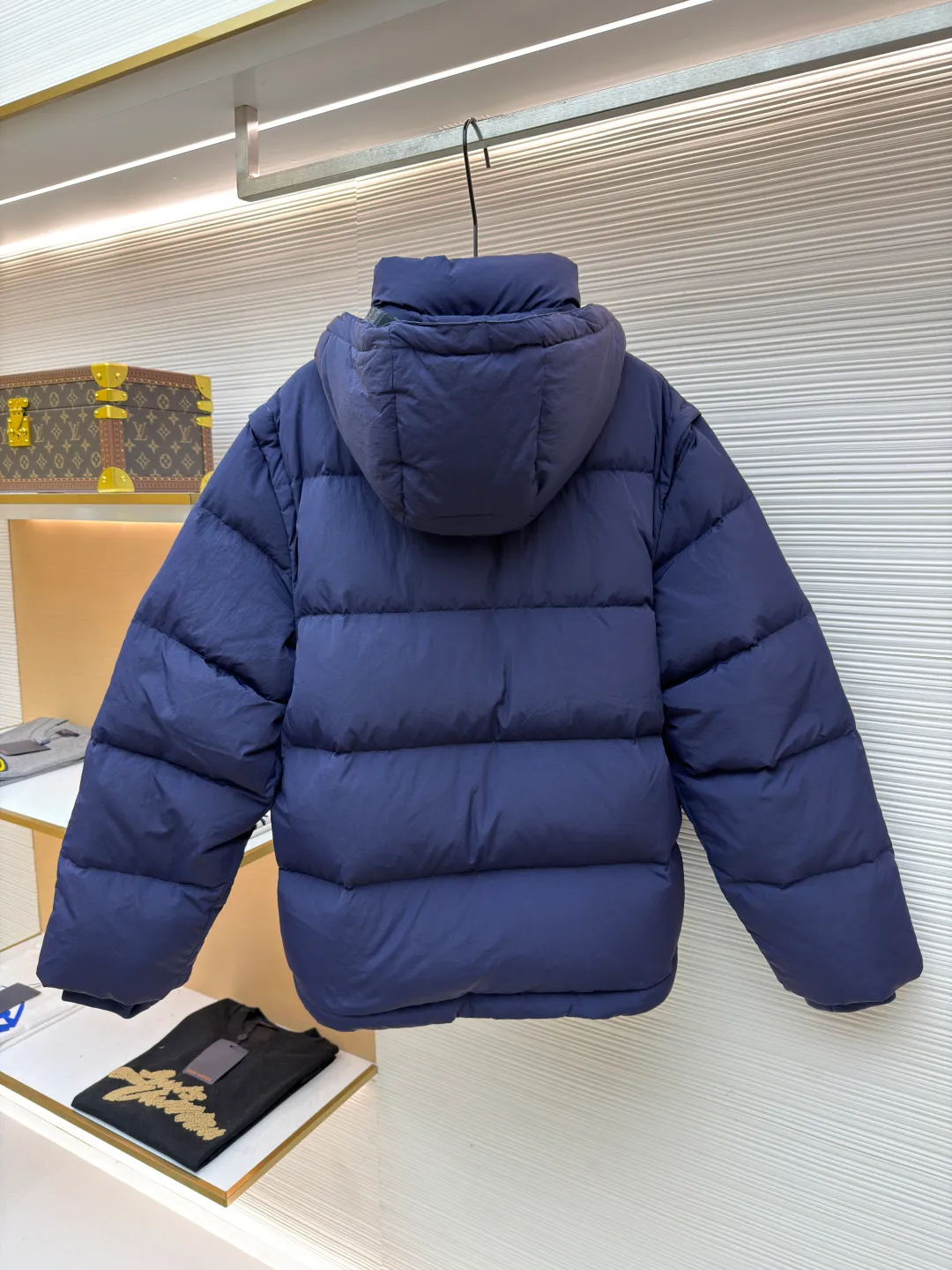 Burberry detachable sleeve down jacket ●Original version: Purchased and developed by 5301 ●Item number: 1681588-D80 ●Fabric: white duck down fabric ●Technology: mechanical down filling ●Color: navy blue ●Version: fitted version ●Weight: about 1190 grams ●Size: S-M-L-XL ●Description: This dark blue down jacket is made of high-quality water-repellent fabric and has been treated with multiple layers of coating to effectively block the invasion of wind and snow. The interior is filled with high-loft white duck down, which has excellent thermal insulation performance and is lightweight and comfortable. It adopts three-dimensional tailoring design, with smooth shoulders and chest lines, making it more crisp and stylish to wear. The hooded design can be freely adjusted to suit different head sizes and weather needs. The front uses a two-way zipper, which is smooth and durable, and is equipped with a windproof sheet to effectively prevent cold wind from entering. Diagonal pockets on both sides and an inner zipper pocket provide ample storage space while enhancing warmth. The cuffs and hem are both elasticated and fit tightly around the wrists and waist to prevent cold wind from entering. The overall sewing process is exquisite, and the pressing line is even and firm to ensure that the down is not easy to shift. Details such as the collar lined with plaid fabric are both beautiful and comfortable to wear. This down jacket is both functional and stylish, making it an ideal choice for winter travel. The overall wiring is straight and delicate, the fabric is comfortable and soft, and the color is consistent without color difference. It can be matched with the same style to create a fashionable look and control various occasions. Customized accessories, complete with three standards, same style for men and women!