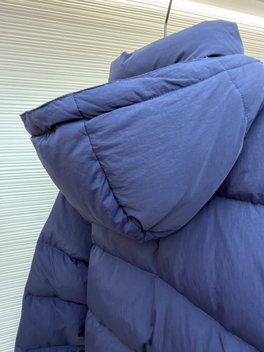 Burberry detachable sleeve down jacket ●Original version: Purchased and developed by 5301 ●Item number: 1681588-D80 ●Fabric: white duck down fabric ●Technology: mechanical down filling ●Color: navy blue ●Version: fitted version ●Weight: about 1190 grams ●Size: S-M-L-XL ●Description: This dark blue down jacket is made of high-quality water-repellent fabric and has been treated with multiple layers of coating to effectively block the invasion of wind and snow. The interior is filled with high-loft white duck down, which has excellent thermal insulation performance and is lightweight and comfortable. It adopts three-dimensional tailoring design, with smooth shoulders and chest lines, making it more crisp and stylish to wear. The hooded design can be freely adjusted to suit different head sizes and weather needs. The front uses a two-way zipper, which is smooth and durable, and is equipped with a windproof sheet to effectively prevent cold wind from entering. Diagonal pockets on both sides and an inner zipper pocket provide ample storage space while enhancing warmth. The cuffs and hem are both elasticated and fit tightly around the wrists and waist to prevent cold wind from entering. The overall sewing process is exquisite, and the pressing line is even and firm to ensure that the down is not easy to shift. Details such as the collar lined with plaid fabric are both beautiful and comfortable to wear. This down jacket is both functional and stylish, making it an ideal choice for winter travel. The overall wiring is straight and delicate, the fabric is comfortable and soft, and the color is consistent without color difference. It can be matched with the same style to create a fashionable look and control various occasions. Customized accessories, complete with three standards, same style for men and women!