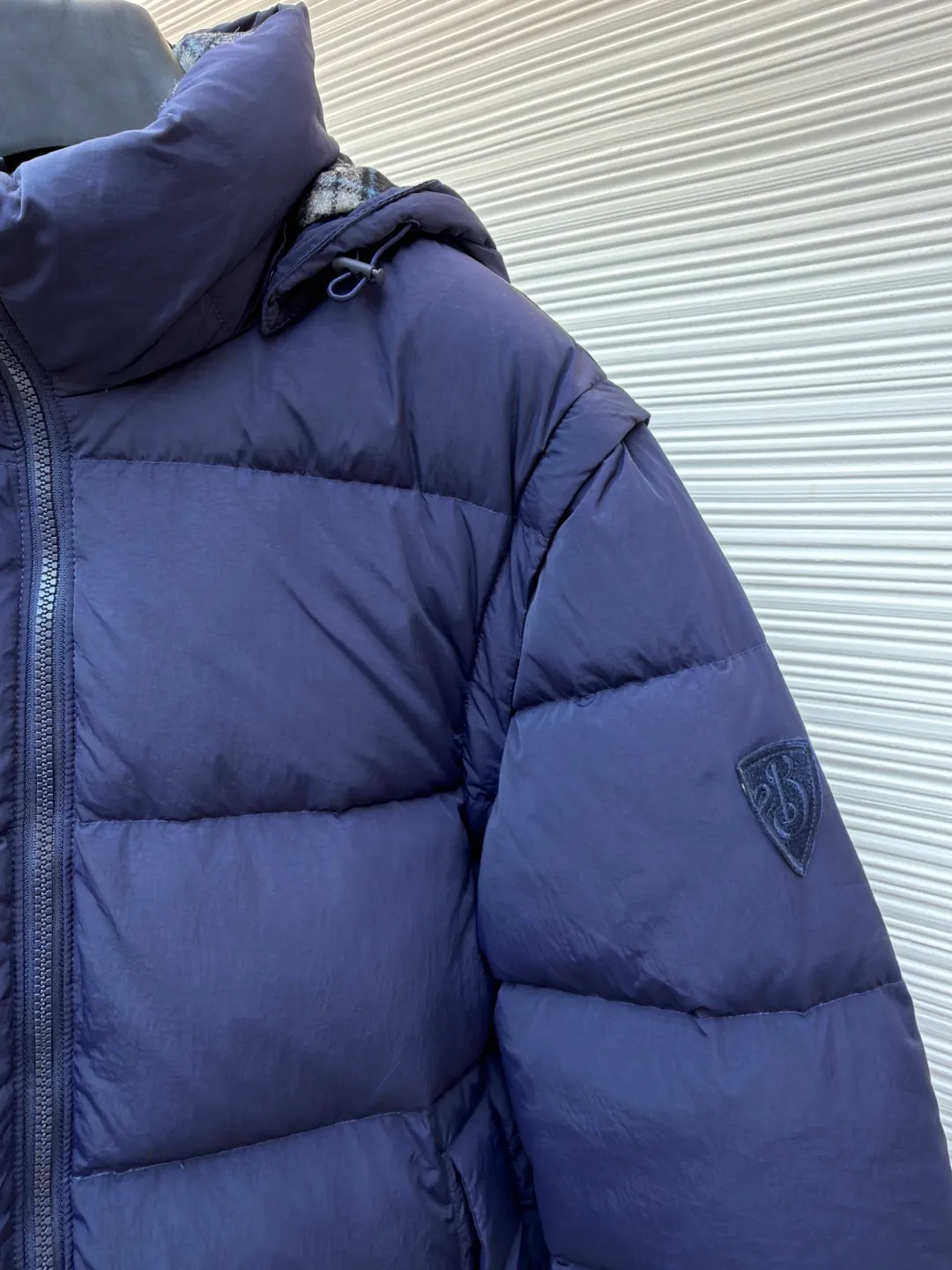 Burberry detachable sleeve down jacket ●Original version: Purchased and developed by 5301 ●Item number: 1681588-D80 ●Fabric: white duck down fabric ●Technology: mechanical down filling ●Color: navy blue ●Version: fitted version ●Weight: about 1190 grams ●Size: S-M-L-XL ●Description: This dark blue down jacket is made of high-quality water-repellent fabric and has been treated with multiple layers of coating to effectively block the invasion of wind and snow. The interior is filled with high-loft white duck down, which has excellent thermal insulation performance and is lightweight and comfortable. It adopts three-dimensional tailoring design, with smooth shoulders and chest lines, making it more crisp and stylish to wear. The hooded design can be freely adjusted to suit different head sizes and weather needs. The front uses a two-way zipper, which is smooth and durable, and is equipped with a windproof sheet to effectively prevent cold wind from entering. Diagonal pockets on both sides and an inner zipper pocket provide ample storage space while enhancing warmth. The cuffs and hem are both elasticated and fit tightly around the wrists and waist to prevent cold wind from entering. The overall sewing process is exquisite, and the pressing line is even and firm to ensure that the down is not easy to shift. Details such as the collar lined with plaid fabric are both beautiful and comfortable to wear. This down jacket is both functional and stylish, making it an ideal choice for winter travel. The overall wiring is straight and delicate, the fabric is comfortable and soft, and the color is consistent without color difference. It can be matched with the same style to create a fashionable look and control various occasions. Customized accessories, complete with three standards, same style for men and women!