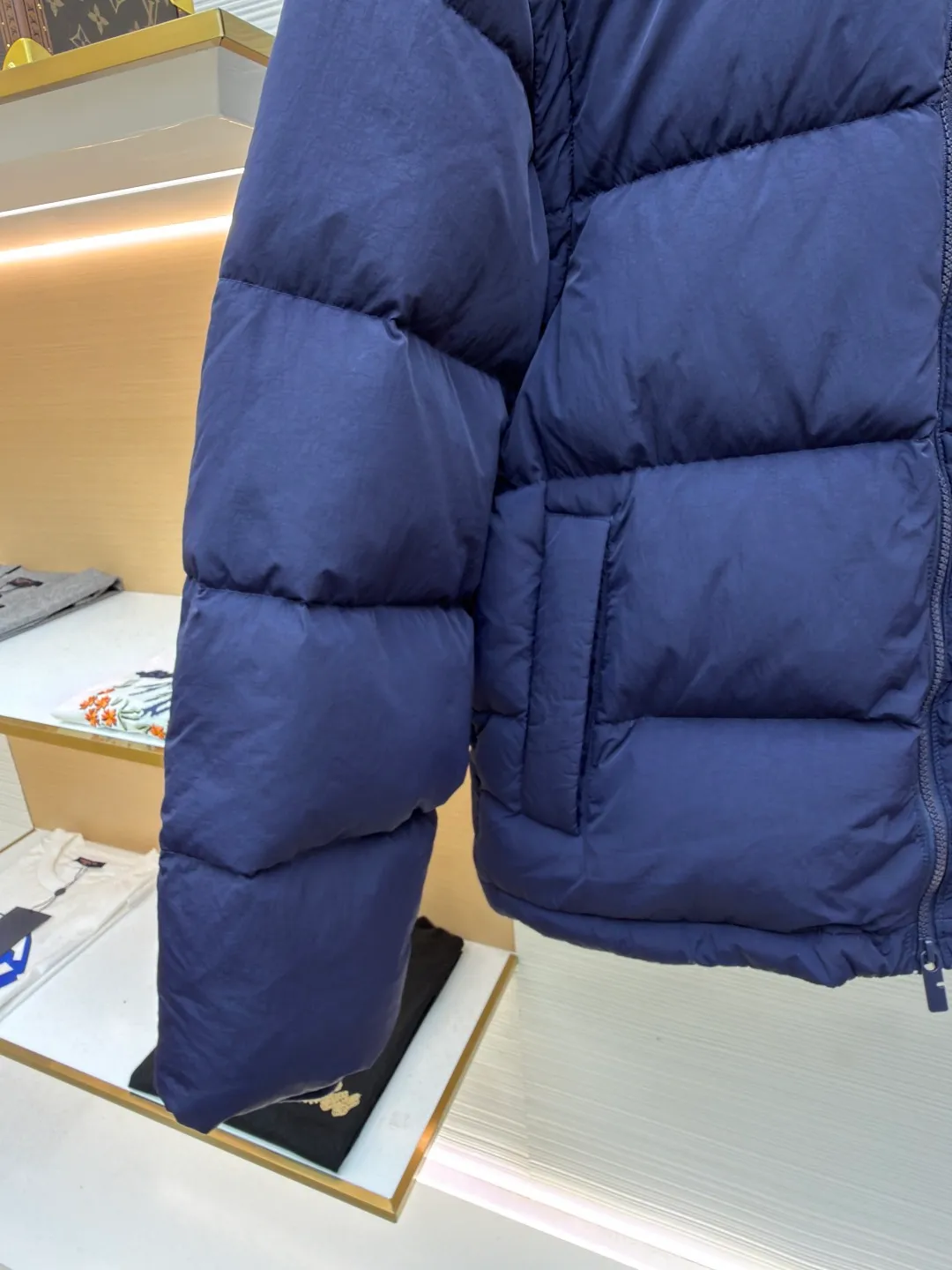 Burberry detachable sleeve down jacket ●Original version: Purchased and developed by 5301 ●Item number: 1681588-D80 ●Fabric: white duck down fabric ●Technology: mechanical down filling ●Color: navy blue ●Version: fitted version ●Weight: about 1190 grams ●Size: S-M-L-XL ●Description: This dark blue down jacket is made of high-quality water-repellent fabric and has been treated with multiple layers of coating to effectively block the invasion of wind and snow. The interior is filled with high-loft white duck down, which has excellent thermal insulation performance and is lightweight and comfortable. It adopts three-dimensional tailoring design, with smooth shoulders and chest lines, making it more crisp and stylish to wear. The hooded design can be freely adjusted to suit different head sizes and weather needs. The front uses a two-way zipper, which is smooth and durable, and is equipped with a windproof sheet to effectively prevent cold wind from entering. Diagonal pockets on both sides and an inner zipper pocket provide ample storage space while enhancing warmth. The cuffs and hem are both elasticated and fit tightly around the wrists and waist to prevent cold wind from entering. The overall sewing process is exquisite, and the pressing line is even and firm to ensure that the down is not easy to shift. Details such as the collar lined with plaid fabric are both beautiful and comfortable to wear. This down jacket is both functional and stylish, making it an ideal choice for winter travel. The overall wiring is straight and delicate, the fabric is comfortable and soft, and the color is consistent without color difference. It can be matched with the same style to create a fashionable look and control various occasions. Customized accessories, complete with three standards, same style for men and women!