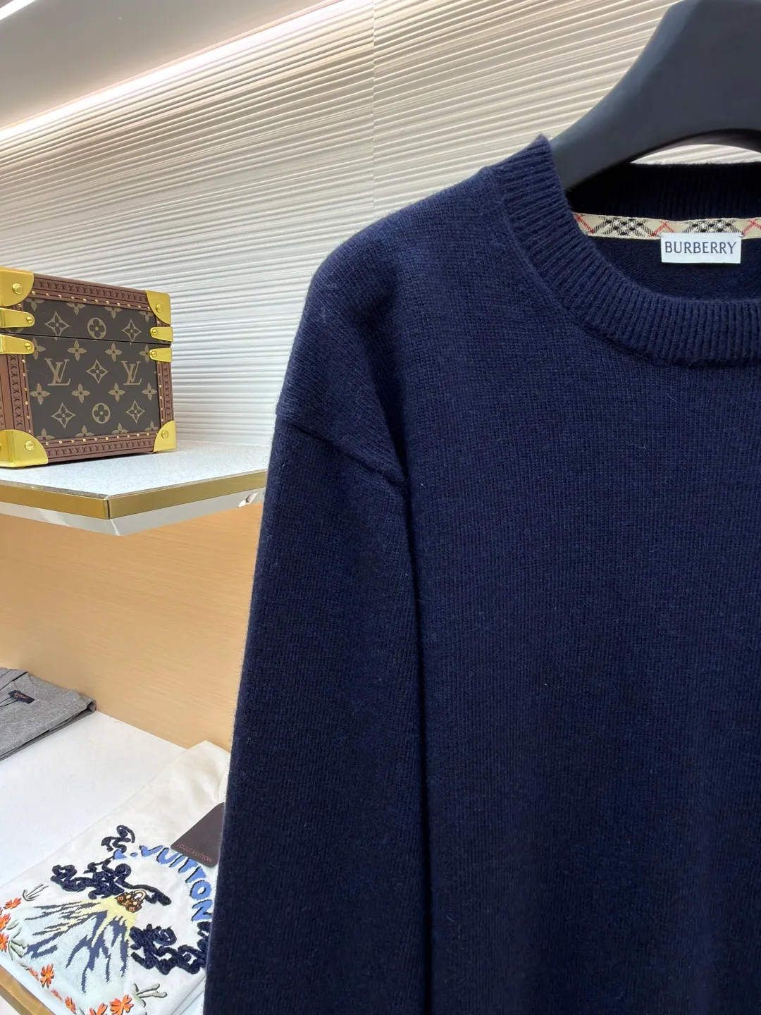 Burberry embroidered crew neck sweater ●Original version: Purchased and developed for 1499 ●Item number: 1681780-B25 ●Fabric: wool blended fabric ●Technology: knitted ●Color: navy ●Version: Fitted version ●Weight: about 465 grams ●Size: S-M-L-XL ●Description: Cashmere is used as the main body to dominate the feel, warmth and lightness of the fabric, while providing an unparalleled wearing experience. A small amount of polyamide and Lycra are added to enhance the overall durability and pilling resistance. An invisible support network is woven into the soft cashmere, and it also has a certain amount of elasticity to better fit the curves of the human body and allow it to be retracted and retracted freely. The ribbed decorative parts of the collar and cuffs are made of blended fabrics of the same proportion, which further enhances the texture and wearing experience. Due to the characteristics of the sweater fabric, it is stretched just right when stretching the frame, and then a hot-melt liner is used under the wool fabric piece to provide it with a certain temporary stable support to prevent it from shrinking after removal, causing pattern distortion, wrinkles and stitch dents. The high-precision calculation program system of the computer embroidery machine controls the movement of the embroidery frame in the X/Y direction, while the needle shuttles up and down, embroidering according to the set path, automatically completing thread trimming, thread jumping and other actions to form a stitch track, automatically adjusting the upper and lower thread tension to ensure that the stitches are smooth and free of floating threads, forming a war horse pattern with an error of ±0.1mm. Add detergent and preliminarily rinse the bulk goods at a water temperature of about 35 degrees to remove impurities during the production process, and then use protease to gently digest the hairiness on the surface to reduce the tendency of pilling from the root, improve the hand feel, retain softness, and eliminate irritation. Finally, after dehydration and drying, the dimensional and shape stability is improved. The overall wiring is straight and delicate, the fabric is comfortable and soft, and the color is consistent without color difference. It can be matched with the same style to create a fashionable look and control various occasions. Customized accessories, complete with three standards, same style for men and women!