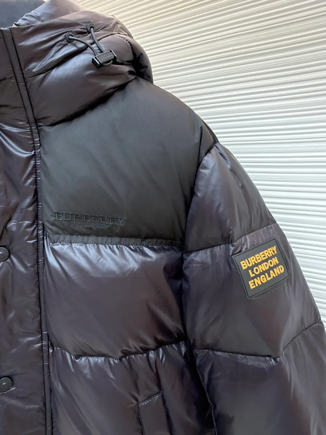 Burberry logo intarsia down jacket ●Item number: 1681230-C75 ●Material: white goose down fabric ●Technology: Mechanical down filling ●Color: black ●Version: fitted version ●Weight: about 880 grams ●Size: 48-50-52-54-56 ●Description: Paired with hood and protective hem; brand logo intarsia design, inspired by British culture in the 1990s. bb r’s latest hooded bbr ace new item, black and red! The latest high-end plastic seal decoration for men and women! A trump card that I have been looking forward to for the second half of the year (there are so few burs this year that I shed tears). This year’s bbr is a success. This one is completely new blood, new accessories, new fabrics, new styles, and new styles! Super warm European down filling, high collar hood design. The inside is open and has a windshield belt design similar to that of Mo’s! Stylish color matching, precisely because of these irreplaceable details and specifications, the first model in the industry, high quality, high-end goods, recommended for personal use! The overall wiring is straight and delicate, the fabric is comfortable and soft, and the color is consistent without color difference. It can be matched with the same style to create a fashionable look and control various occasions. Customized accessories, complete with three standards, same style for men and women!