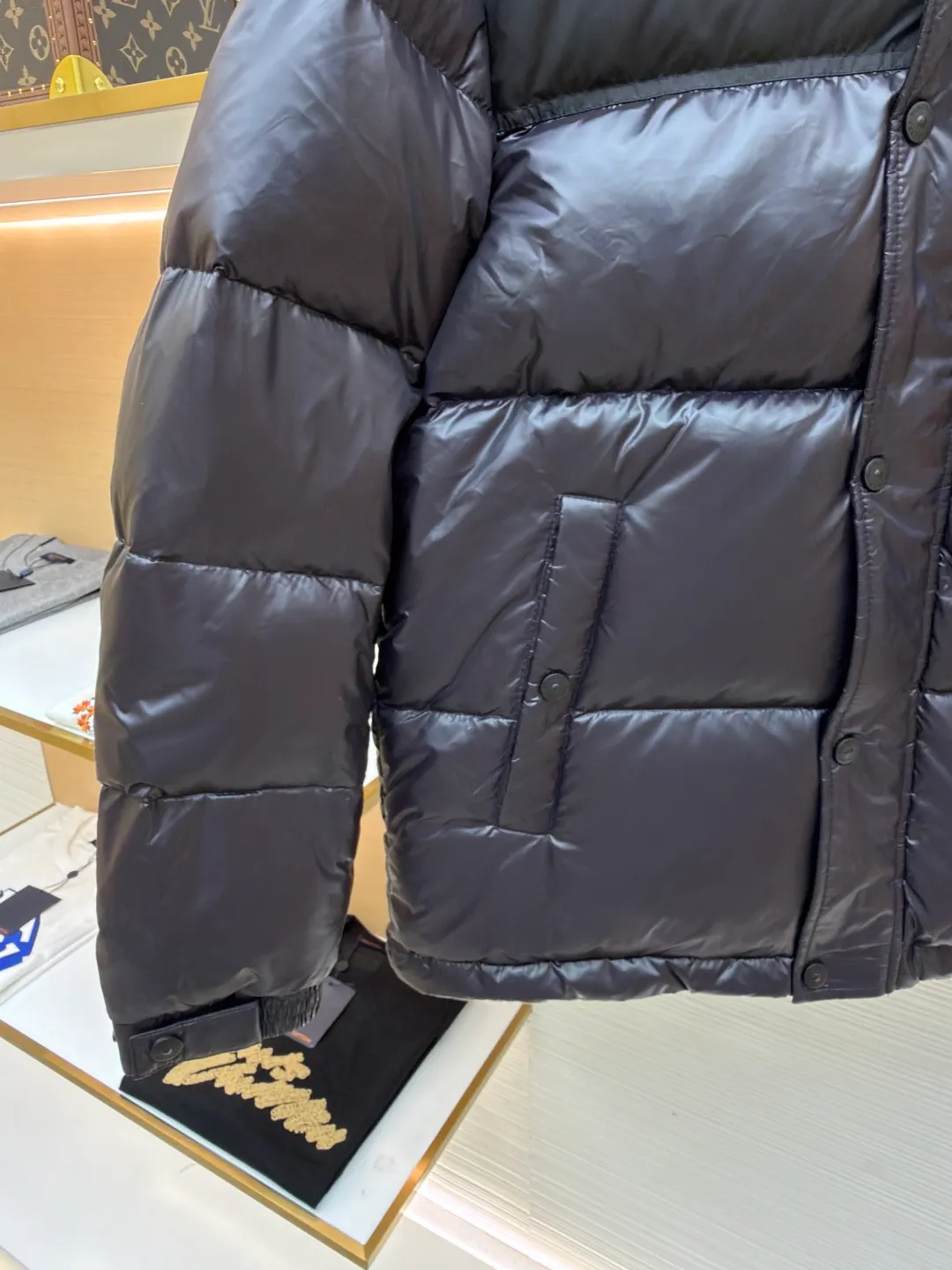 Burberry logo intarsia down jacket ●Item number: 1681230-C75 ●Material: white goose down fabric ●Technology: Mechanical down filling ●Color: black ●Version: fitted version ●Weight: about 880 grams ●Size: 48-50-52-54-56 ●Description: Paired with hood and protective hem; brand logo intarsia design, inspired by British culture in the 1990s. bb r’s latest hooded bbr ace new item, black and red! The latest high-end plastic seal decoration for men and women! A trump card that I have been looking forward to for the second half of the year (there are so few burs this year that I shed tears). This year’s bbr is a success. This one is completely new blood, new accessories, new fabrics, new styles, and new styles! Super warm European down filling, high collar hood design. The inside is open and has a windshield belt design similar to that of Mo’s! Stylish color matching, precisely because of these irreplaceable details and specifications, the first model in the industry, high quality, high-end goods, recommended for personal use! The overall wiring is straight and delicate, the fabric is comfortable and soft, and the color is consistent without color difference. It can be matched with the same style to create a fashionable look and control various occasions. Customized accessories, complete with three standards, same style for men and women!