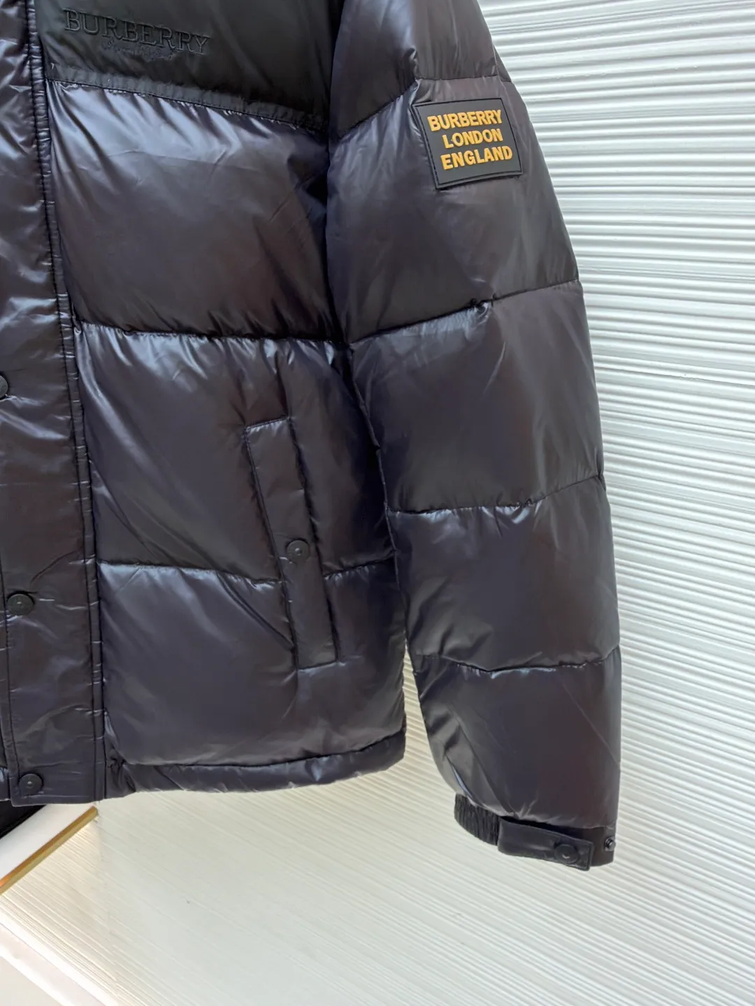 Burberry logo intarsia down jacket ●Item number: 1681230-C75 ●Material: white goose down fabric ●Technology: Mechanical down filling ●Color: black ●Version: fitted version ●Weight: about 880 grams ●Size: 48-50-52-54-56 ●Description: Paired with hood and protective hem; brand logo intarsia design, inspired by British culture in the 1990s. bb r’s latest hooded bbr ace new item, black and red! The latest high-end plastic seal decoration for men and women! A trump card that I have been looking forward to for the second half of the year (there are so few burs this year that I shed tears). This year’s bbr is a success. This one is completely new blood, new accessories, new fabrics, new styles, and new styles! Super warm European down filling, high collar hood design. The inside is open and has a windshield belt design similar to that of Mo’s! Stylish color matching, precisely because of these irreplaceable details and specifications, the first model in the industry, high quality, high-end goods, recommended for personal use! The overall wiring is straight and delicate, the fabric is comfortable and soft, and the color is consistent without color difference. It can be matched with the same style to create a fashionable look and control various occasions. Customized accessories, complete with three standards, same style for men and women!
