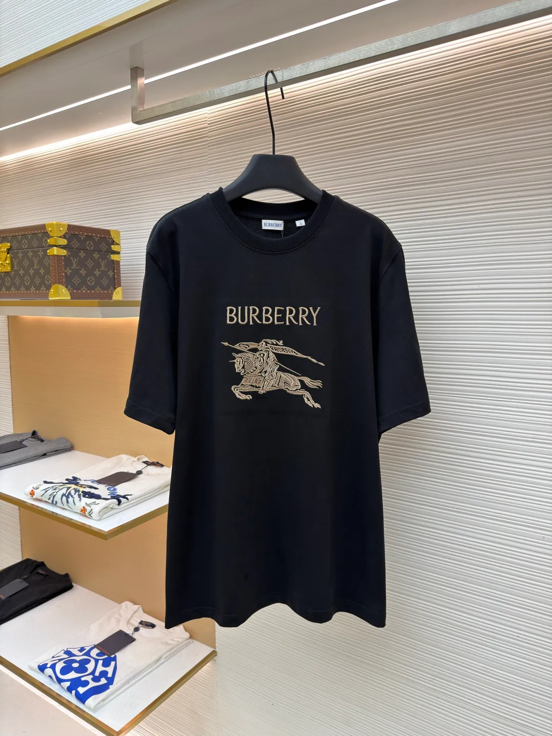 Burberry Thin Line War Horse Embroidery Round Neck Short Sleeve ●Original version: purchased and developed for 3250 ●Item number: 1681452-X90 ●Fabric: pure cotton fabric ●Technology: embroidery production ●Color: black ●Version: fitted version ●Weight: about 300 grams ●Size: S-M-L-XL ●Description: This T-shirt is made of high-quality pure cotton fabric, which is skin-friendly and breathable. The black and off-white tones are classic and versatile. The brand knight logo on the front adopts precision embroidery technology. The silk thread is rich in color, the stitching is delicate and three-dimensional, and the pattern is rich in layers, highlighting the high brand recognition. The round neck structure is processed by overlocking technology, and the neckline fits the neck and is not easily deformed. The body of the garment is sewn using industrial-grade flat stitching technology. The stitches are smooth and even, and the stitches at the hem and cuffs are fine and firm. From the selection of pure cotton fabrics to the control of embroidery details, every process reflects Burberry's pursuit of craft precision and classic style. It not only retains the daily practicality of the T-shirt, but also demonstrates the brand's light luxury recognition through exquisite embroidery. It is a fusion of casual style and exquisite craftsmanship. The overall wiring is straight and delicate, the fabric is comfortable and soft, and the color is consistent without color difference. It can be matched with the same style to create a fashionable look and control various occasions. Customized accessories, complete with three standards, same style for men and women!