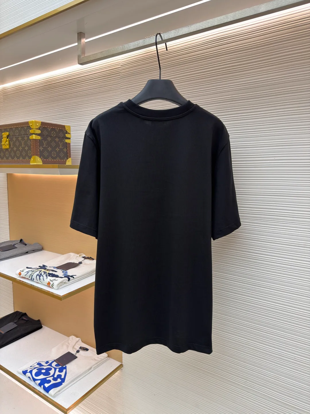 Burberry Thin Line War Horse Embroidery Round Neck Short Sleeve ●Original version: purchased and developed for 3250 ●Item number: 1681452-X90 ●Fabric: pure cotton fabric ●Technology: embroidery production ●Color: black ●Version: fitted version ●Weight: about 300 grams ●Size: S-M-L-XL ●Description: This T-shirt is made of high-quality pure cotton fabric, which is skin-friendly and breathable. The black and off-white tones are classic and versatile. The brand knight logo on the front adopts precision embroidery technology. The silk thread is rich in color, the stitching is delicate and three-dimensional, and the pattern is rich in layers, highlighting the high brand recognition. The round neck structure is processed by overlocking technology, and the neckline fits the neck and is not easily deformed. The body of the garment is sewn using industrial-grade flat stitching technology. The stitches are smooth and even, and the stitches at the hem and cuffs are fine and firm. From the selection of pure cotton fabrics to the control of embroidery details, every process reflects Burberry's pursuit of craft precision and classic style. It not only retains the daily practicality of the T-shirt, but also demonstrates the brand's light luxury recognition through exquisite embroidery. It is a fusion of casual style and exquisite craftsmanship. The overall wiring is straight and delicate, the fabric is comfortable and soft, and the color is consistent without color difference. It can be matched with the same style to create a fashionable look and control various occasions. Customized accessories, complete with three standards, same style for men and women!