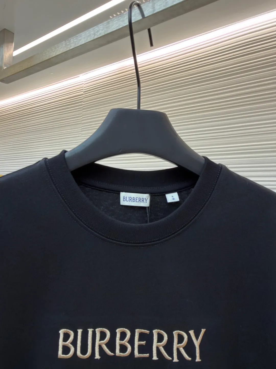 Burberry Thin Line War Horse Embroidery Round Neck Short Sleeve ●Original version: purchased and developed for 3250 ●Item number: 1681452-X90 ●Fabric: pure cotton fabric ●Technology: embroidery production ●Color: black ●Version: fitted version ●Weight: about 300 grams ●Size: S-M-L-XL ●Description: This T-shirt is made of high-quality pure cotton fabric, which is skin-friendly and breathable. The black and off-white tones are classic and versatile. The brand knight logo on the front adopts precision embroidery technology. The silk thread is rich in color, the stitching is delicate and three-dimensional, and the pattern is rich in layers, highlighting the high brand recognition. The round neck structure is processed by overlocking technology, and the neckline fits the neck and is not easily deformed. The body of the garment is sewn using industrial-grade flat stitching technology. The stitches are smooth and even, and the stitches at the hem and cuffs are fine and firm. From the selection of pure cotton fabrics to the control of embroidery details, every process reflects Burberry's pursuit of craft precision and classic style. It not only retains the daily practicality of the T-shirt, but also demonstrates the brand's light luxury recognition through exquisite embroidery. It is a fusion of casual style and exquisite craftsmanship. The overall wiring is straight and delicate, the fabric is comfortable and soft, and the color is consistent without color difference. It can be matched with the same style to create a fashionable look and control various occasions. Customized accessories, complete with three standards, same style for men and women!