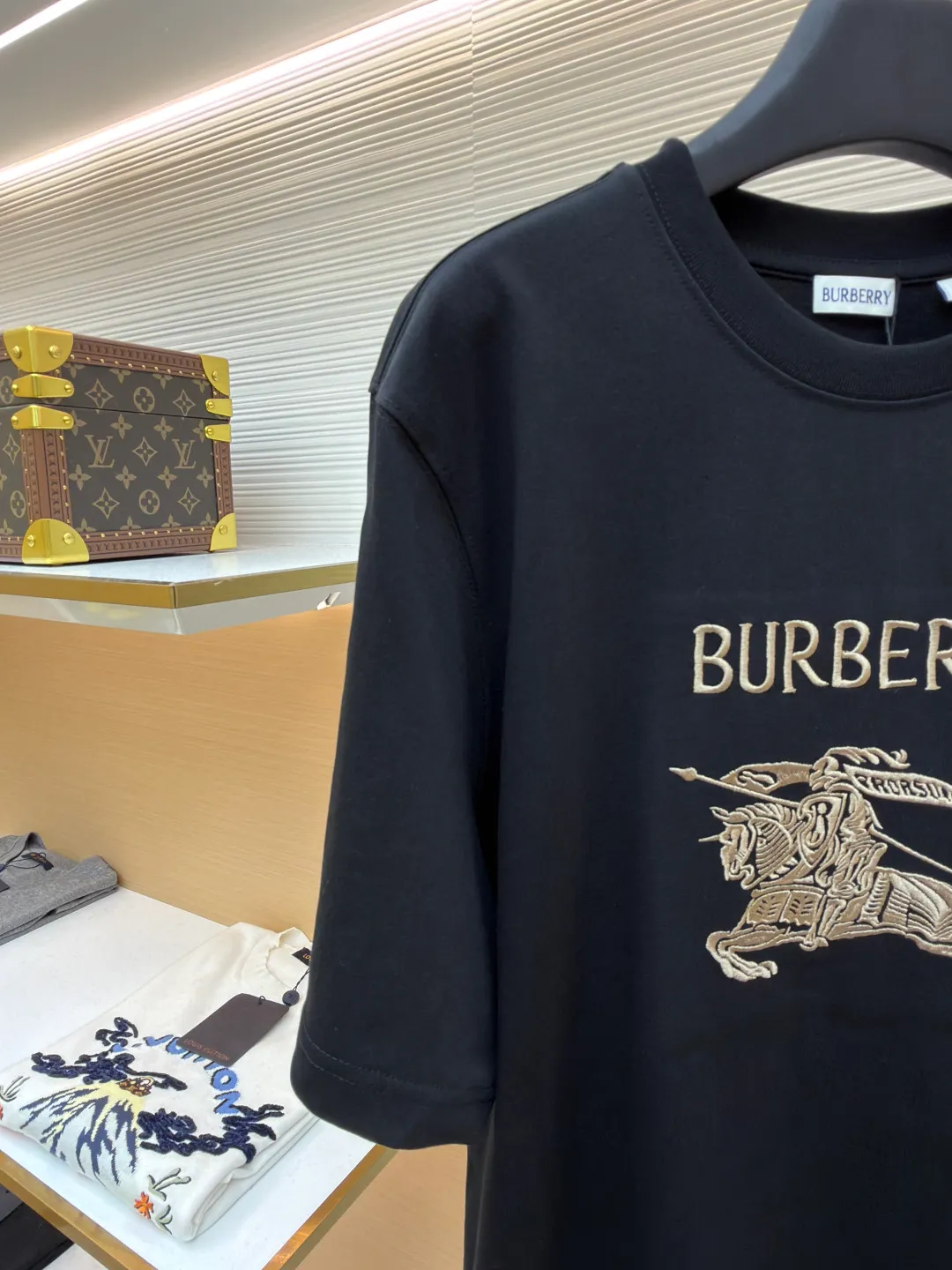 Burberry Thin Line War Horse Embroidery Round Neck Short Sleeve ●Original version: purchased and developed for 3250 ●Item number: 1681452-X90 ●Fabric: pure cotton fabric ●Technology: embroidery production ●Color: black ●Version: fitted version ●Weight: about 300 grams ●Size: S-M-L-XL ●Description: This T-shirt is made of high-quality pure cotton fabric, which is skin-friendly and breathable. The black and off-white tones are classic and versatile. The brand knight logo on the front adopts precision embroidery technology. The silk thread is rich in color, the stitching is delicate and three-dimensional, and the pattern is rich in layers, highlighting the high brand recognition. The round neck structure is processed by overlocking technology, and the neckline fits the neck and is not easily deformed. The body of the garment is sewn using industrial-grade flat stitching technology. The stitches are smooth and even, and the stitches at the hem and cuffs are fine and firm. From the selection of pure cotton fabrics to the control of embroidery details, every process reflects Burberry's pursuit of craft precision and classic style. It not only retains the daily practicality of the T-shirt, but also demonstrates the brand's light luxury recognition through exquisite embroidery. It is a fusion of casual style and exquisite craftsmanship. The overall wiring is straight and delicate, the fabric is comfortable and soft, and the color is consistent without color difference. It can be matched with the same style to create a fashionable look and control various occasions. Customized accessories, complete with three standards, same style for men and women!