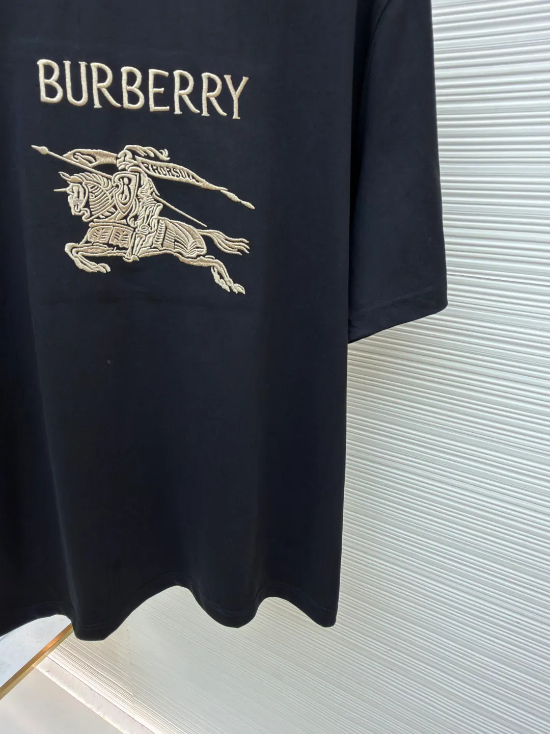 Burberry Thin Line War Horse Embroidery Round Neck Short Sleeve ●Original version: purchased and developed for 3250 ●Item number: 1681452-X90 ●Fabric: pure cotton fabric ●Technology: embroidery production ●Color: black ●Version: fitted version ●Weight: about 300 grams ●Size: S-M-L-XL ●Description: This T-shirt is made of high-quality pure cotton fabric, which is skin-friendly and breathable. The black and off-white tones are classic and versatile. The brand knight logo on the front adopts precision embroidery technology. The silk thread is rich in color, the stitching is delicate and three-dimensional, and the pattern is rich in layers, highlighting the high brand recognition. The round neck structure is processed by overlocking technology, and the neckline fits the neck and is not easily deformed. The body of the garment is sewn using industrial-grade flat stitching technology. The stitches are smooth and even, and the stitches at the hem and cuffs are fine and firm. From the selection of pure cotton fabrics to the control of embroidery details, every process reflects Burberry's pursuit of craft precision and classic style. It not only retains the daily practicality of the T-shirt, but also demonstrates the brand's light luxury recognition through exquisite embroidery. It is a fusion of casual style and exquisite craftsmanship. The overall wiring is straight and delicate, the fabric is comfortable and soft, and the color is consistent without color difference. It can be matched with the same style to create a fashionable look and control various occasions. Customized accessories, complete with three standards, same style for men and women!