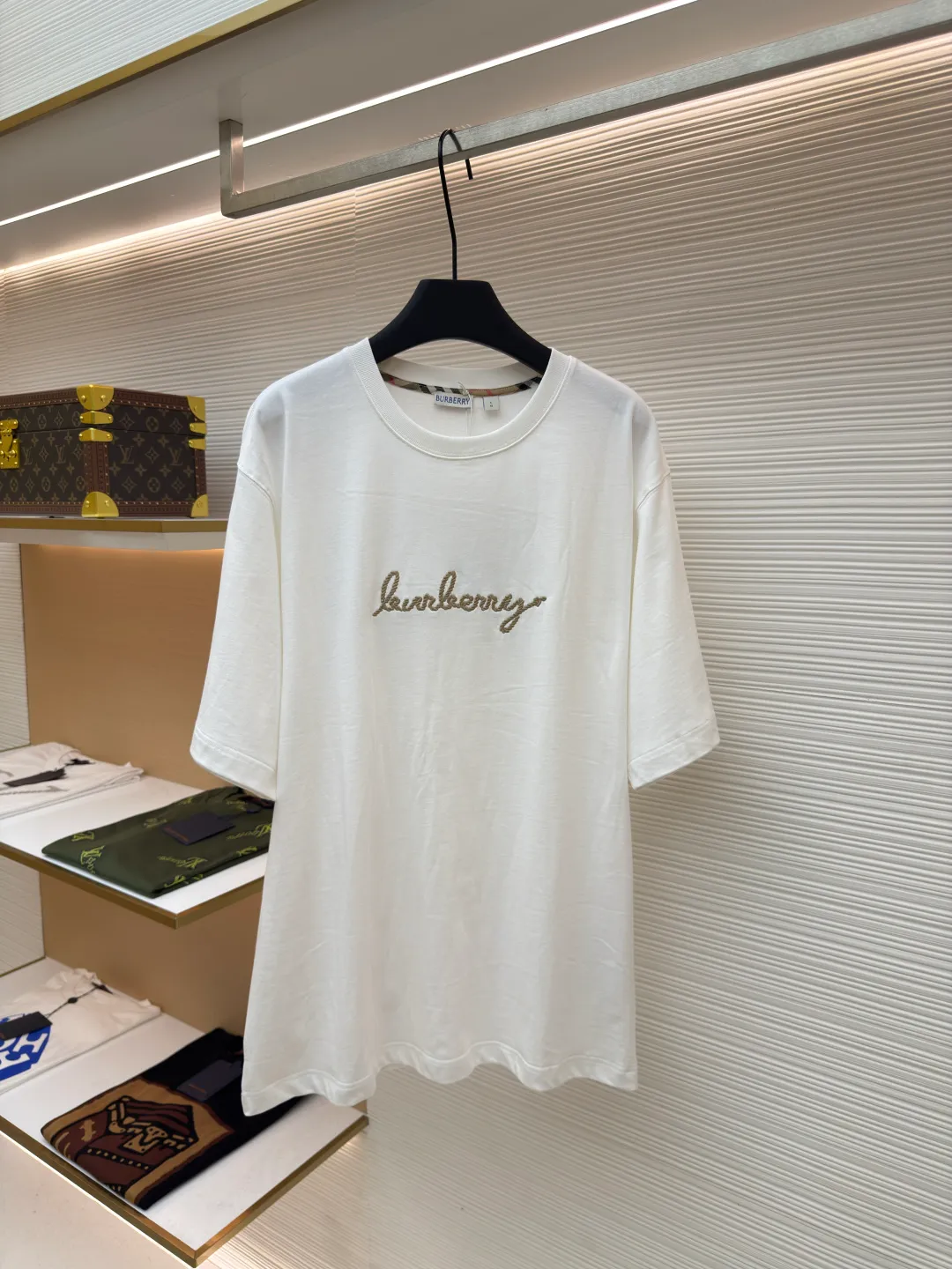 BURBERRY Chinese Valentine's Day horse rope embroidered short sleeves ●Authentic product: Purchased and developed for 3300 ●Item number: 1680216-X95 ●Fabric: pure cotton fabric ●Technology: embroidery production ●Version: fitted version ●Weight: about 265 grams ●Size: XS-S-M-L ●Description: Made of 15S fine cotton plain weave, 230g; with 32S double yarn thread, 300g. Presented with exquisite lines and delicate embroidery technology, the main body adopts precision needle embroidery technology; the embroidery is very fine and dense, with clear patterns and a strong sense of lines and three-dimensionality. The linen material embroidery thread is combined with encrypted processing, and the embroidery body has a subtle matte visual texture; the embroidery effect is three-dimensional and full. The fabric restores the patch embroidery process, using patches instead of stitch embroidery threads, and cutting the fabric into a knight shape. It is used to express the different texture block effects of the pattern, and the finished product has a softer embroidery texture. The overall wiring is straight and delicate, the fabric is comfortable and soft, and the color is consistent without color difference. It can be matched with the same style to create a fashionable look and control various occasions. Customized accessories, complete with three standards, same style for men and women!