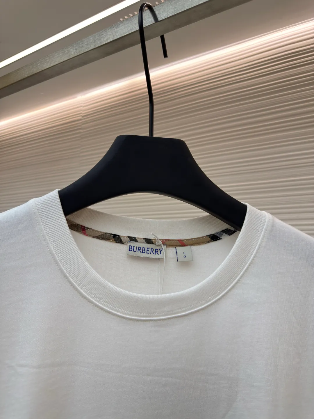 BURBERRY Chinese Valentine's Day horse rope embroidered short sleeves ●Authentic product: Purchased and developed for 3300 ●Item number: 1680216-X95 ●Fabric: pure cotton fabric ●Technology: embroidery production ●Version: fitted version ●Weight: about 265 grams ●Size: XS-S-M-L ●Description: Made of 15S fine cotton plain weave, 230g; with 32S double yarn thread, 300g. Presented with exquisite lines and delicate embroidery technology, the main body adopts precision needle embroidery technology; the embroidery is very fine and dense, with clear patterns and a strong sense of lines and three-dimensionality. The linen material embroidery thread is combined with encrypted processing, and the embroidery body has a subtle matte visual texture; the embroidery effect is three-dimensional and full. The fabric restores the patch embroidery process, using patches instead of stitch embroidery threads, and cutting the fabric into a knight shape. It is used to express the different texture block effects of the pattern, and the finished product has a softer embroidery texture. The overall wiring is straight and delicate, the fabric is comfortable and soft, and the color is consistent without color difference. It can be matched with the same style to create a fashionable look and control various occasions. Customized accessories, complete with three standards, same style for men and women!