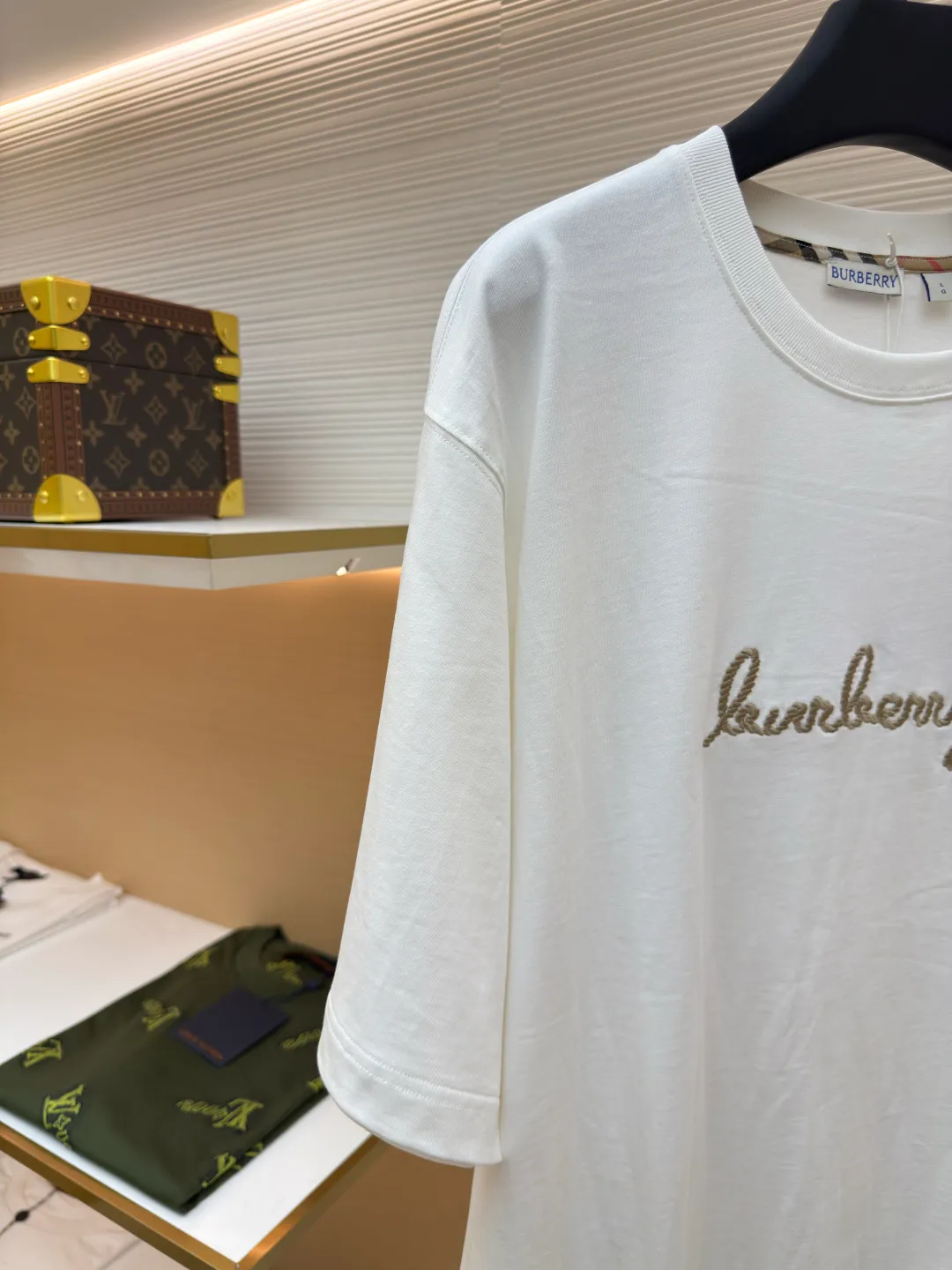 BURBERRY Chinese Valentine's Day horse rope embroidered short sleeves ●Authentic product: Purchased and developed for 3300 ●Item number: 1680216-X95 ●Fabric: pure cotton fabric ●Technology: embroidery production ●Version: fitted version ●Weight: about 265 grams ●Size: XS-S-M-L ●Description: Made of 15S fine cotton plain weave, 230g; with 32S double yarn thread, 300g. Presented with exquisite lines and delicate embroidery technology, the main body adopts precision needle embroidery technology; the embroidery is very fine and dense, with clear patterns and a strong sense of lines and three-dimensionality. The linen material embroidery thread is combined with encrypted processing, and the embroidery body has a subtle matte visual texture; the embroidery effect is three-dimensional and full. The fabric restores the patch embroidery process, using patches instead of stitch embroidery threads, and cutting the fabric into a knight shape. It is used to express the different texture block effects of the pattern, and the finished product has a softer embroidery texture. The overall wiring is straight and delicate, the fabric is comfortable and soft, and the color is consistent without color difference. It can be matched with the same style to create a fashionable look and control various occasions. Customized accessories, complete with three standards, same style for men and women!