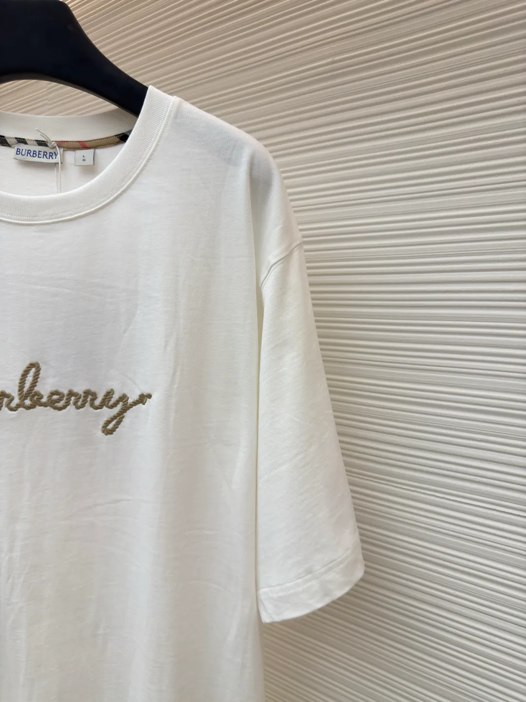 BURBERRY Chinese Valentine's Day horse rope embroidered short sleeves ●Authentic product: Purchased and developed for 3300 ●Item number: 1680216-X95 ●Fabric: pure cotton fabric ●Technology: embroidery production ●Version: fitted version ●Weight: about 265 grams ●Size: XS-S-M-L ●Description: Made of 15S fine cotton plain weave, 230g; with 32S double yarn thread, 300g. Presented with exquisite lines and delicate embroidery technology, the main body adopts precision needle embroidery technology; the embroidery is very fine and dense, with clear patterns and a strong sense of lines and three-dimensionality. The linen material embroidery thread is combined with encrypted processing, and the embroidery body has a subtle matte visual texture; the embroidery effect is three-dimensional and full. The fabric restores the patch embroidery process, using patches instead of stitch embroidery threads, and cutting the fabric into a knight shape. It is used to express the different texture block effects of the pattern, and the finished product has a softer embroidery texture. The overall wiring is straight and delicate, the fabric is comfortable and soft, and the color is consistent without color difference. It can be matched with the same style to create a fashionable look and control various occasions. Customized accessories, complete with three standards, same style for men and women!