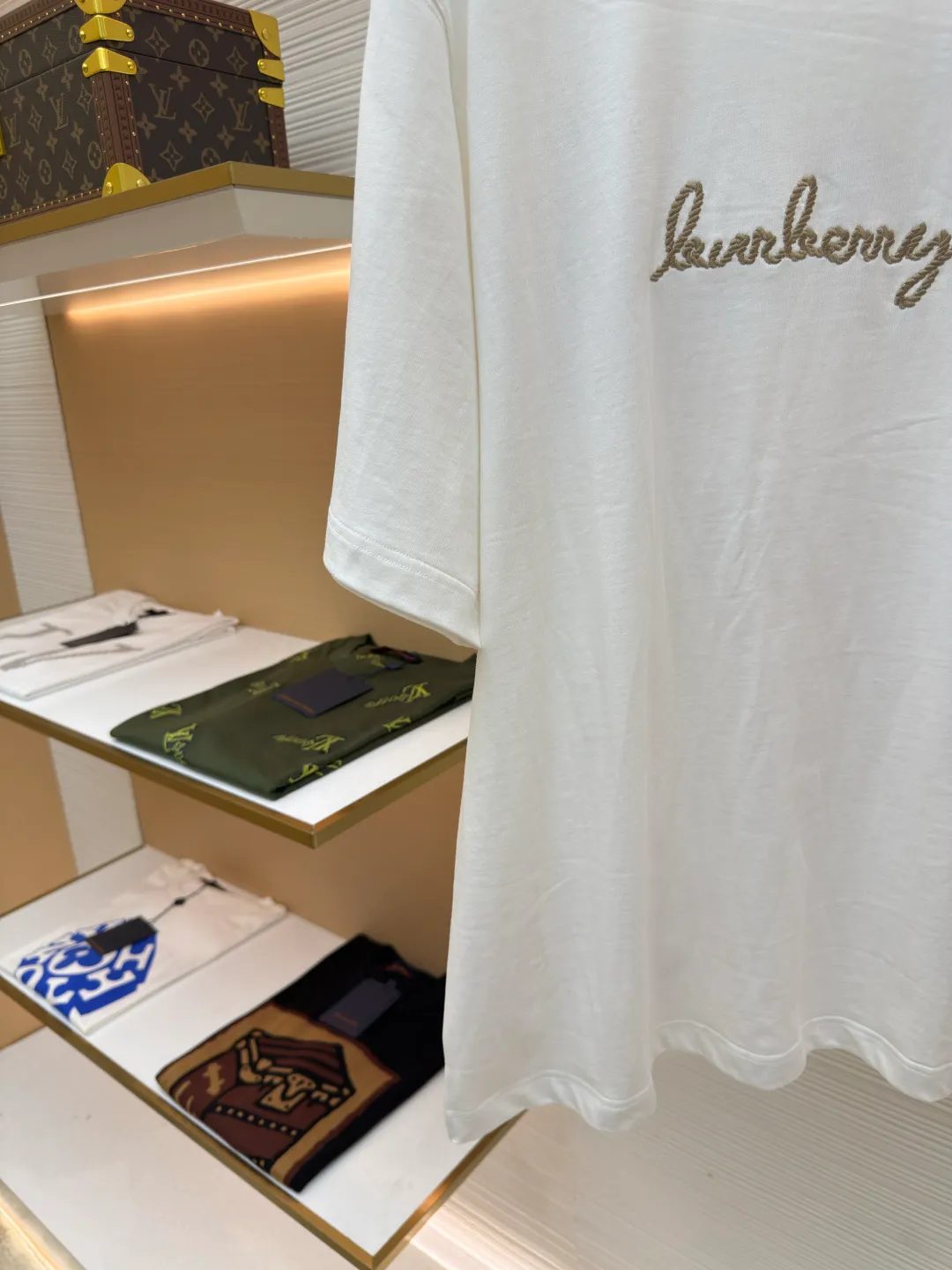 BURBERRY Chinese Valentine's Day horse rope embroidered short sleeves ●Authentic product: Purchased and developed for 3300 ●Item number: 1680216-X95 ●Fabric: pure cotton fabric ●Technology: embroidery production ●Version: fitted version ●Weight: about 265 grams ●Size: XS-S-M-L ●Description: Made of 15S fine cotton plain weave, 230g; with 32S double yarn thread, 300g. Presented with exquisite lines and delicate embroidery technology, the main body adopts precision needle embroidery technology; the embroidery is very fine and dense, with clear patterns and a strong sense of lines and three-dimensionality. The linen material embroidery thread is combined with encrypted processing, and the embroidery body has a subtle matte visual texture; the embroidery effect is three-dimensional and full. The fabric restores the patch embroidery process, using patches instead of stitch embroidery threads, and cutting the fabric into a knight shape. It is used to express the different texture block effects of the pattern, and the finished product has a softer embroidery texture. The overall wiring is straight and delicate, the fabric is comfortable and soft, and the color is consistent without color difference. It can be matched with the same style to create a fashionable look and control various occasions. Customized accessories, complete with three standards, same style for men and women!