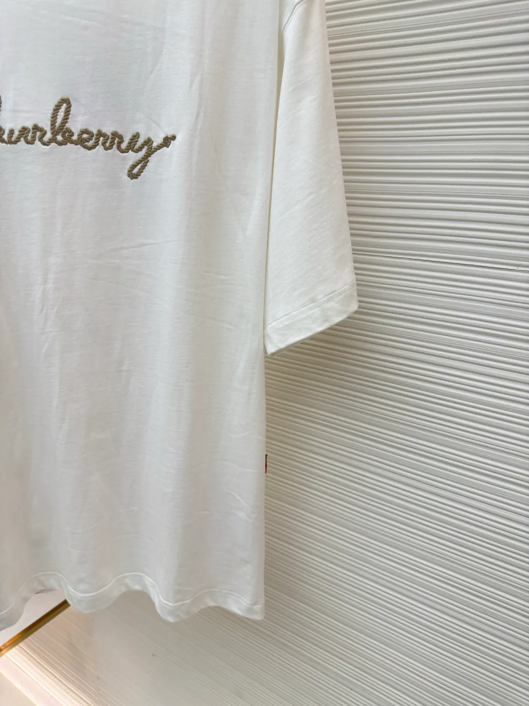 BURBERRY Chinese Valentine's Day horse rope embroidered short sleeves ●Authentic product: Purchased and developed for 3300 ●Item number: 1680216-X95 ●Fabric: pure cotton fabric ●Technology: embroidery production ●Version: fitted version ●Weight: about 265 grams ●Size: XS-S-M-L ●Description: Made of 15S fine cotton plain weave, 230g; with 32S double yarn thread, 300g. Presented with exquisite lines and delicate embroidery technology, the main body adopts precision needle embroidery technology; the embroidery is very fine and dense, with clear patterns and a strong sense of lines and three-dimensionality. The linen material embroidery thread is combined with encrypted processing, and the embroidery body has a subtle matte visual texture; the embroidery effect is three-dimensional and full. The fabric restores the patch embroidery process, using patches instead of stitch embroidery threads, and cutting the fabric into a knight shape. It is used to express the different texture block effects of the pattern, and the finished product has a softer embroidery texture. The overall wiring is straight and delicate, the fabric is comfortable and soft, and the color is consistent without color difference. It can be matched with the same style to create a fashionable look and control various occasions. Customized accessories, complete with three standards, same style for men and women!