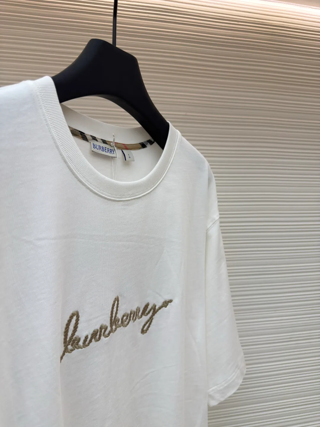 BURBERRY Chinese Valentine's Day horse rope embroidered short sleeves ●Authentic product: Purchased and developed for 3300 ●Item number: 1680216-X95 ●Fabric: pure cotton fabric ●Technology: embroidery production ●Version: fitted version ●Weight: about 265 grams ●Size: XS-S-M-L ●Description: Made of 15S fine cotton plain weave, 230g; with 32S double yarn thread, 300g. Presented with exquisite lines and delicate embroidery technology, the main body adopts precision needle embroidery technology; the embroidery is very fine and dense, with clear patterns and a strong sense of lines and three-dimensionality. The linen material embroidery thread is combined with encrypted processing, and the embroidery body has a subtle matte visual texture; the embroidery effect is three-dimensional and full. The fabric restores the patch embroidery process, using patches instead of stitch embroidery threads, and cutting the fabric into a knight shape. It is used to express the different texture block effects of the pattern, and the finished product has a softer embroidery texture. The overall wiring is straight and delicate, the fabric is comfortable and soft, and the color is consistent without color difference. It can be matched with the same style to create a fashionable look and control various occasions. Customized accessories, complete with three standards, same style for men and women!
