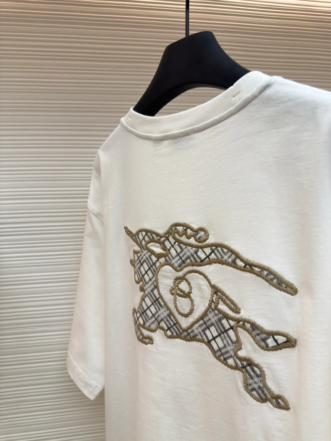 BURBERRY Chinese Valentine's Day horse rope embroidered short sleeves ●Authentic product: Purchased and developed for 3300 ●Item number: 1680216-X95 ●Fabric: pure cotton fabric ●Technology: embroidery production ●Version: fitted version ●Weight: about 265 grams ●Size: XS-S-M-L ●Description: Made of 15S fine cotton plain weave, 230g; with 32S double yarn thread, 300g. Presented with exquisite lines and delicate embroidery technology, the main body adopts precision needle embroidery technology; the embroidery is very fine and dense, with clear patterns and a strong sense of lines and three-dimensionality. The linen material embroidery thread is combined with encrypted processing, and the embroidery body has a subtle matte visual texture; the embroidery effect is three-dimensional and full. The fabric restores the patch embroidery process, using patches instead of stitch embroidery threads, and cutting the fabric into a knight shape. It is used to express the different texture block effects of the pattern, and the finished product has a softer embroidery texture. The overall wiring is straight and delicate, the fabric is comfortable and soft, and the color is consistent without color difference. It can be matched with the same style to create a fashionable look and control various occasions. Customized accessories, complete with three standards, same style for men and women!